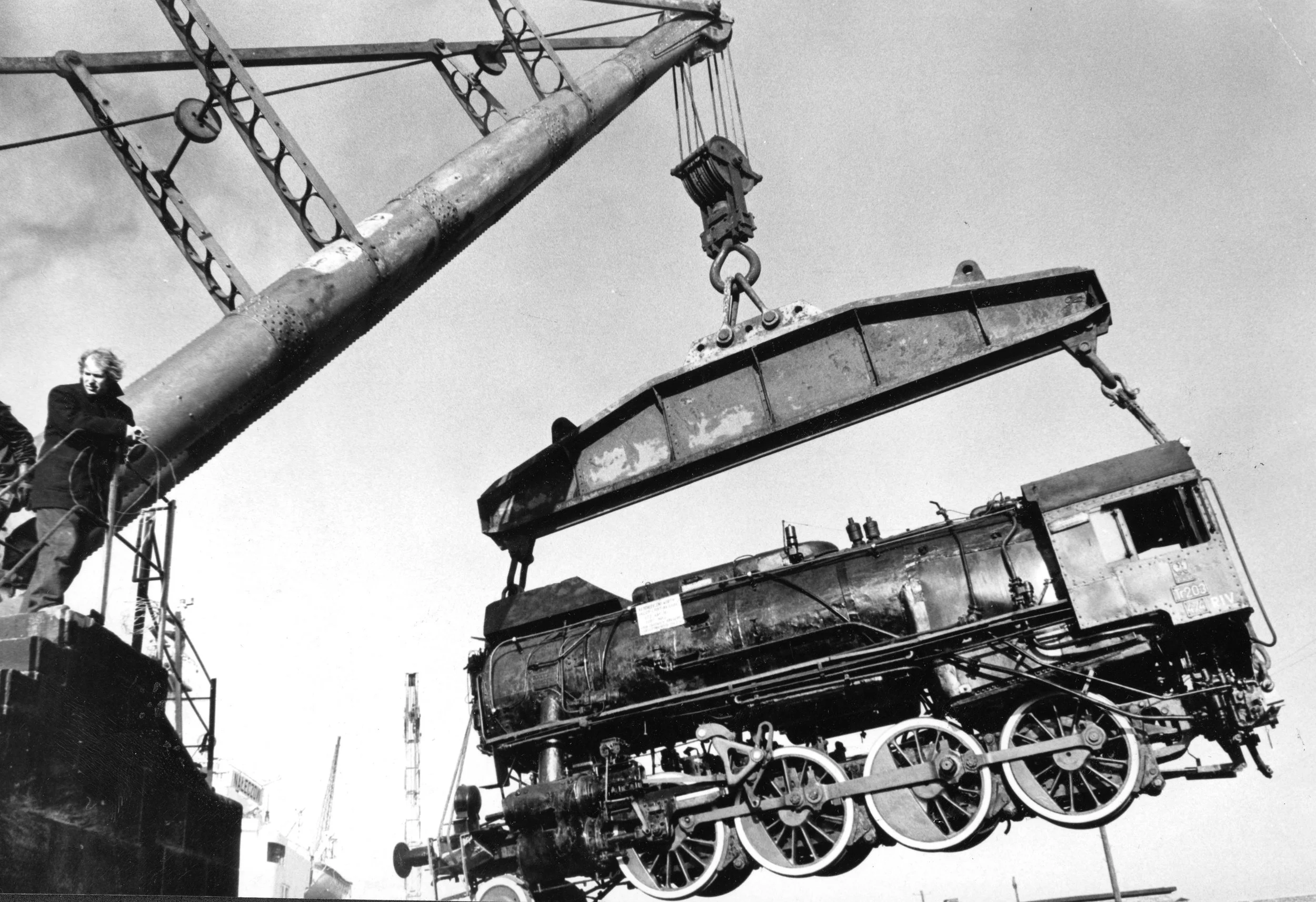 'Big Jim' arrives in Hull. A steam crane built in 1886 lifted a steam crane on to the quayside at Alexandra dock after a three day journey from Poland. 65 tone engine, 1970’s. Commissioned by Hull Daily Mail.