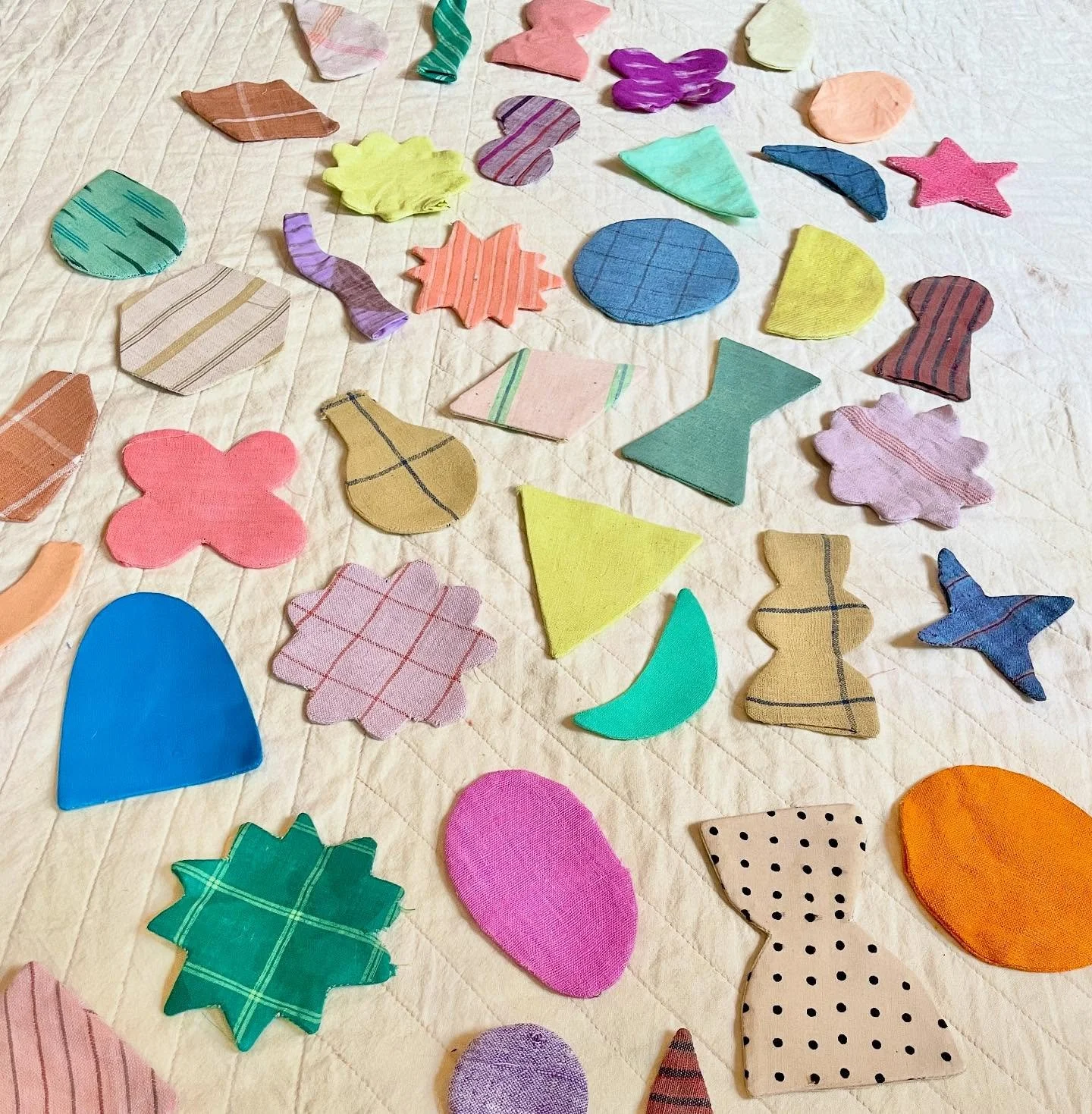 F A B R I C // Fabric shapes for a garland I&rsquo;ll string up in Juni&rsquo;s room. I&rsquo;ve been collecting these fabrics over many years from @clothhouse_studiolondon and @merchantandmills and I&rsquo;m loving finding ways to bring them all tog