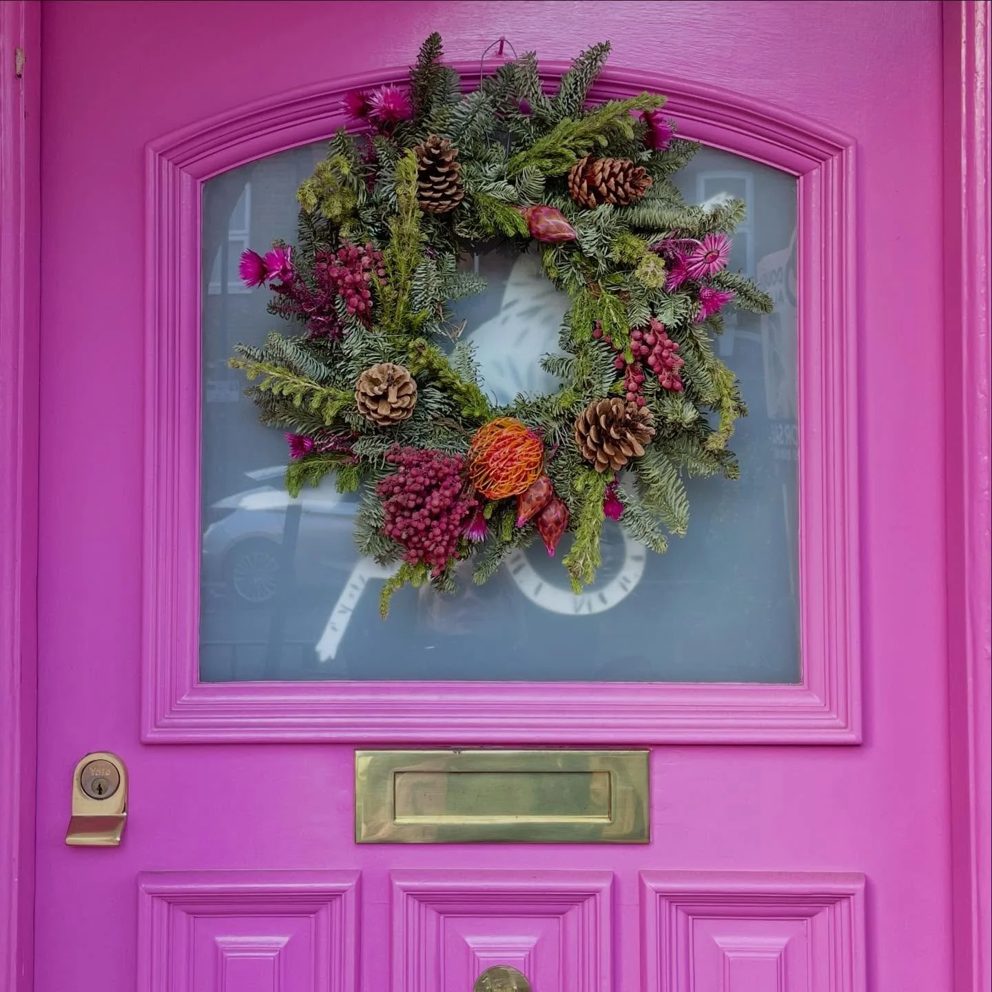 M A K I N G  X M A S // This year&rsquo;s wreath - an upgrade on the usual foraged greens from the shrubs in the local underpass&hellip; pink and orange dried blooms bought from the florist and weaved in with some xmas tree branches. 

Merry Christma