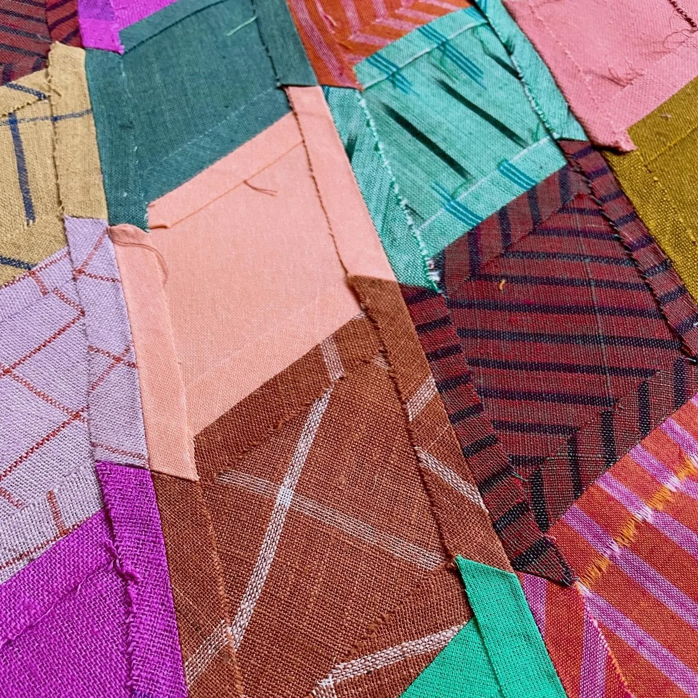 M A K I N G  X M A S // Some festive patchworking with beautiful fabrics from @clothhouse_studiolondon and @merchantandmills