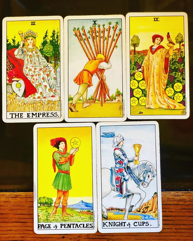 Hi 🙋&zwj;♀️. I felt called to pull some cards for the first time in a while. Here&rsquo;s what we got...
When we sit in our true self worth our vision becomes clear. We suddenly know how best to take care of ourselves and how to nurture our goals an