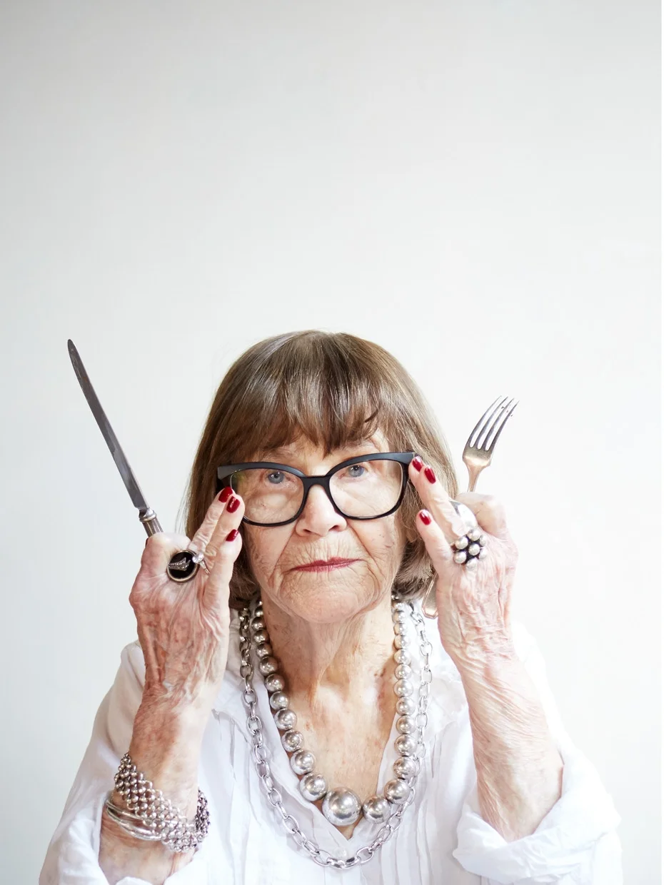 Photo styling : grandmother at dinner