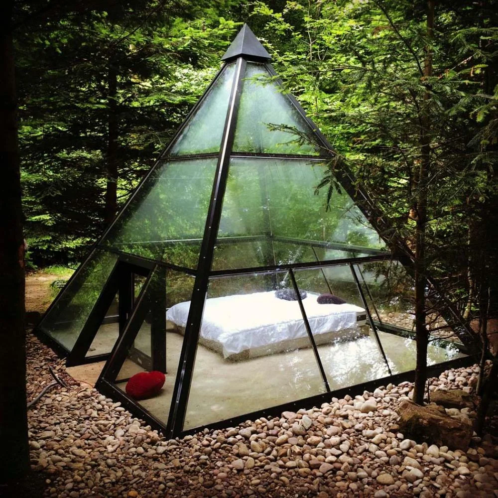 hebergement-insolite-pyramide-transparente.jpg