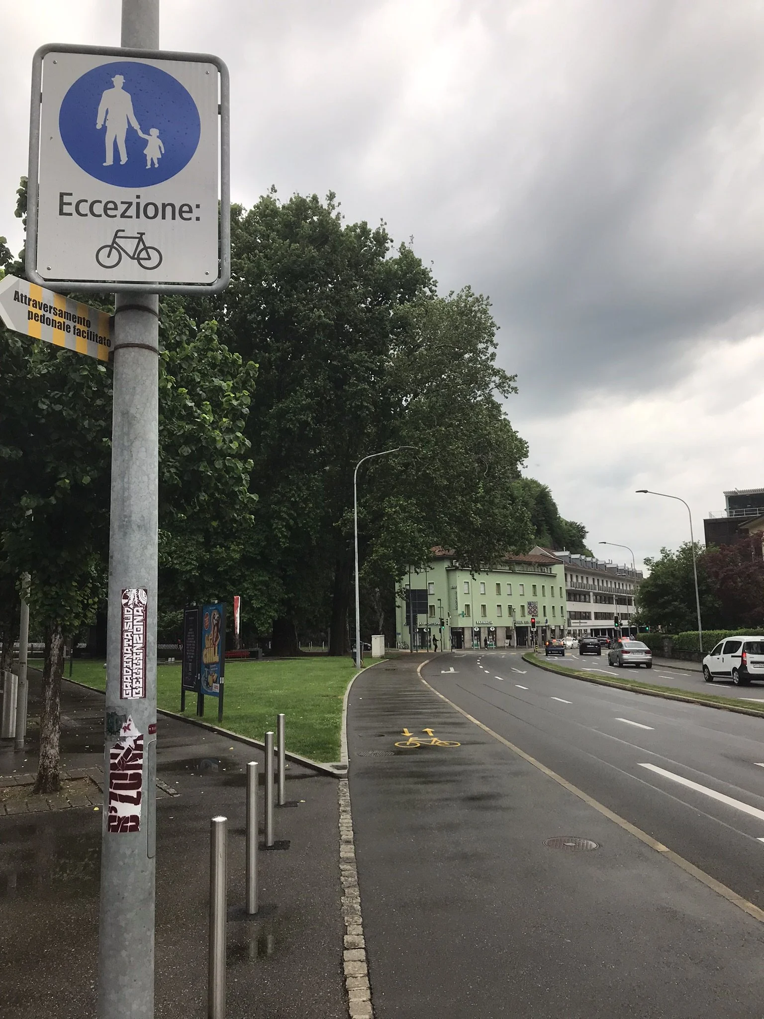 Strasse mit Trottoir Velo frei.jpeg