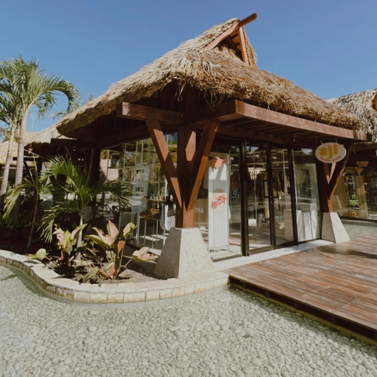 || so happy to be a part of the cutest store @aji.trendystore ✨ @monagasmarcelle is the sweetest - thank you for the opportunity 💛