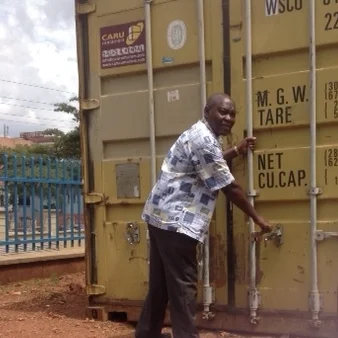 Ugandacontainer met berg gereedschap gearriveerd