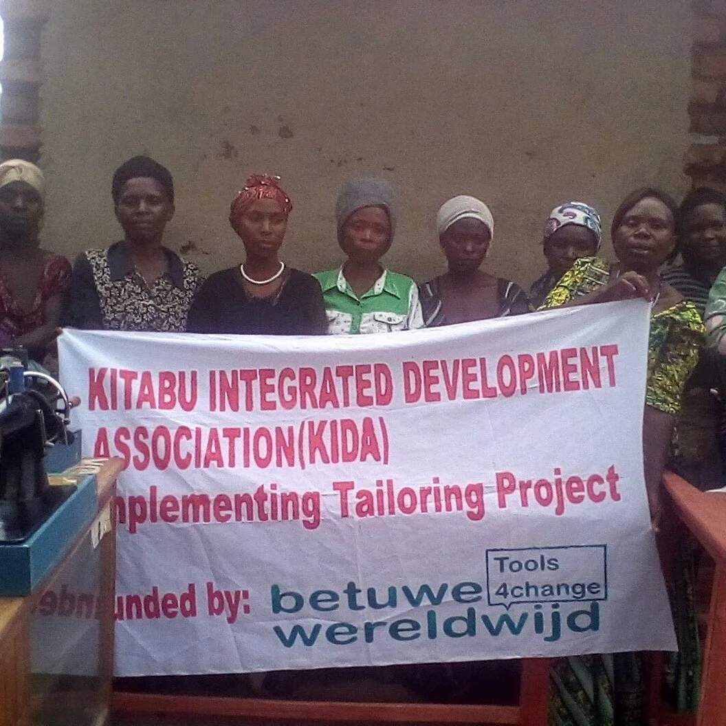 Eerste naailessen in Uganda