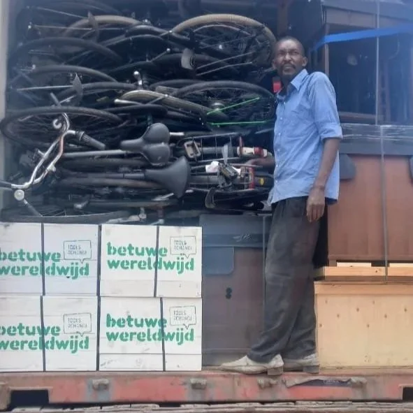 Container met gereedschap aangekomen in Dar es Salaam