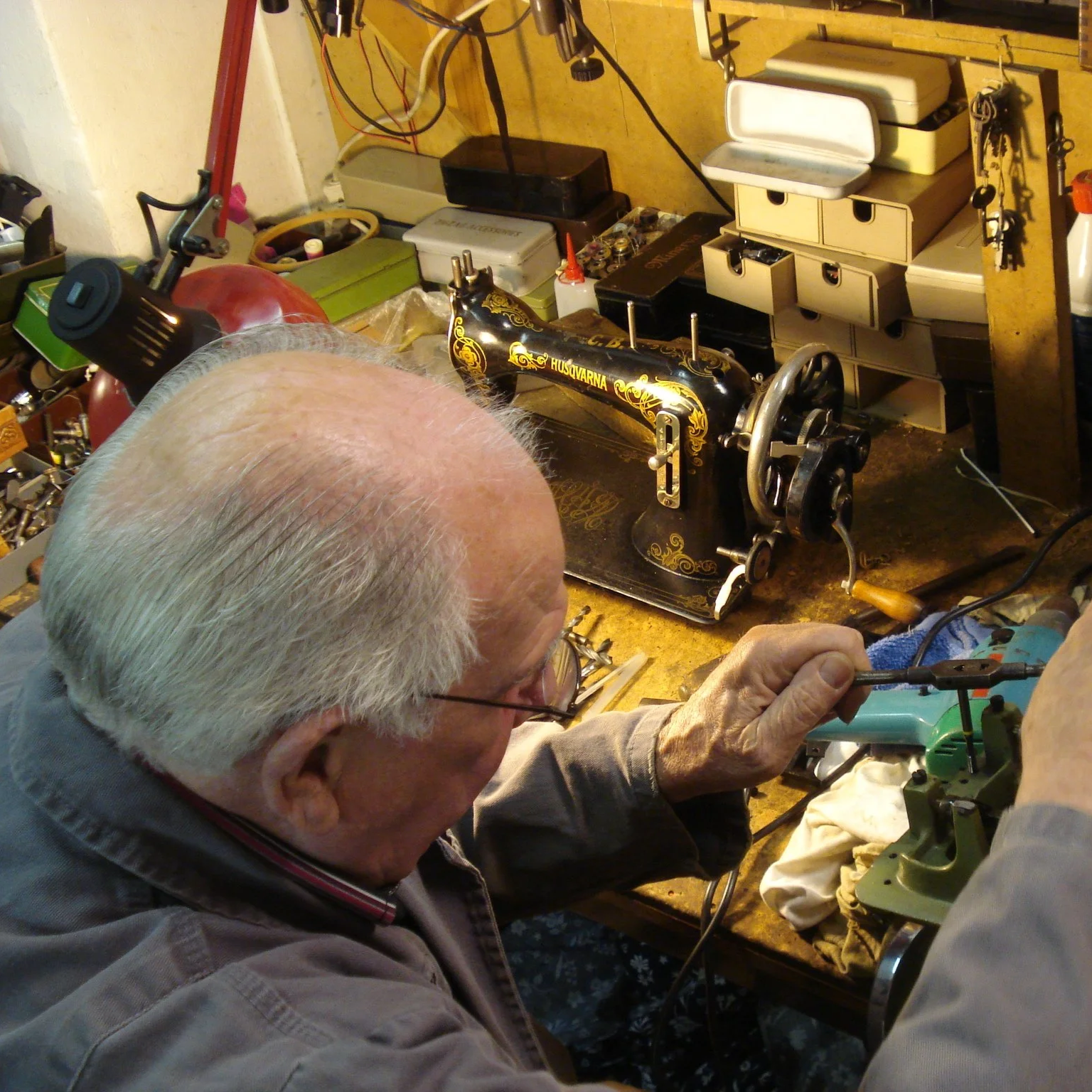 Vrijwilliger naaimachine-revisie