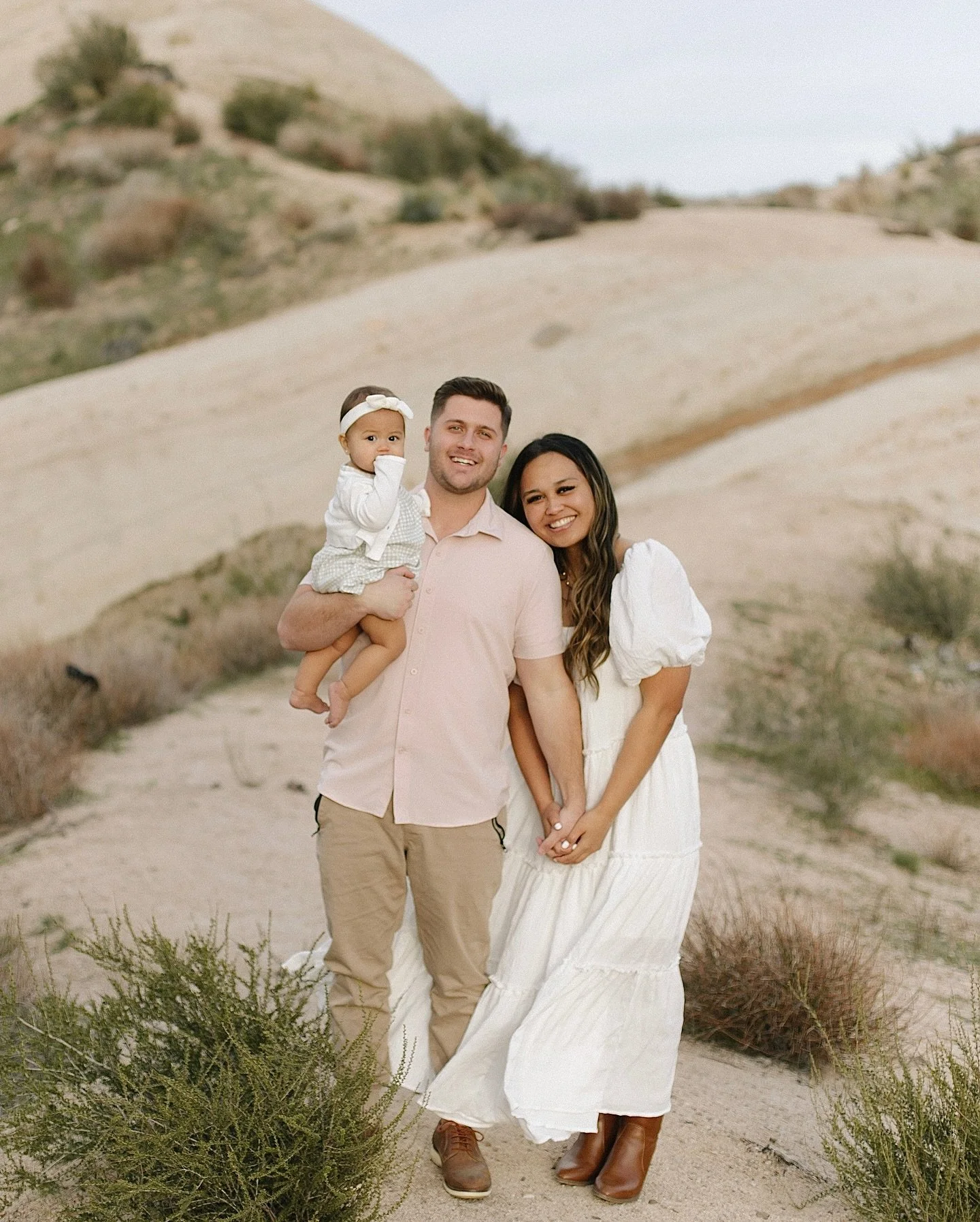 throwback to this sweet family photo session in the sunny SoCal desert🌵