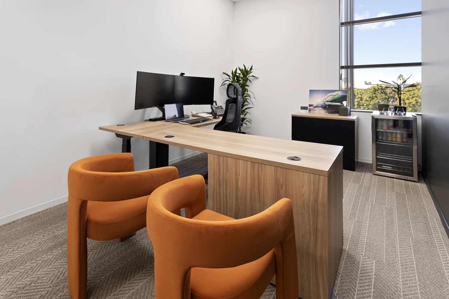 Executive desk with modern lines