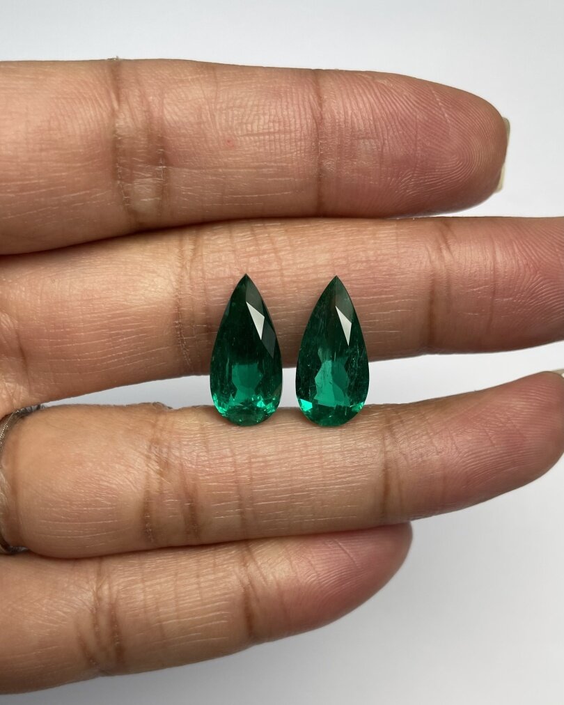 We carry artisanally cut pear shapes in a wide variety of sizes and proportions. Let us help you find your perfect pair!

DM for inquiries.

#finecolombianemeralds #gemqualityemeralds #pearshapedemeralds #colombianemeralds #newacquisitions #emeralds 