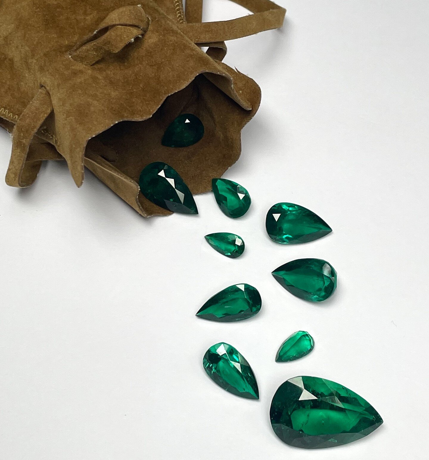 treas&middot;ure trove (noun)
/ˈtreZHər ˌtrōv/

a collection or store of valuable or delightful things.

#finecolombianemeralds #gemqualityemeralds #colombianemeralds #newacquisitions #emeralds #artisanalcutting #directfromthesource #responsiblysourc