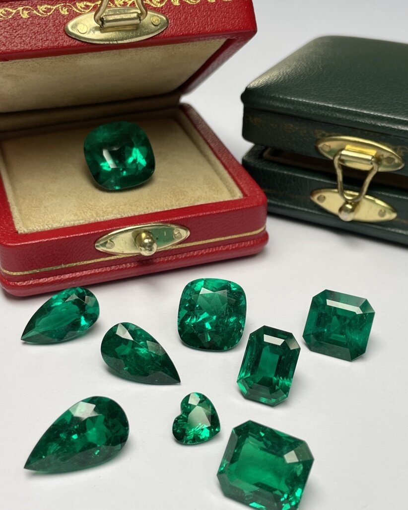 Quite the assortment, if we do say so ourselves 😉

#colombianemeralds #finecolombianemeralds #newaquisitions #directfromthesource #responsiblysourced #ethicallysourced #artisanalcutting #gemqualityemeralds #newacquisitions #emeralds #raregems #addmo