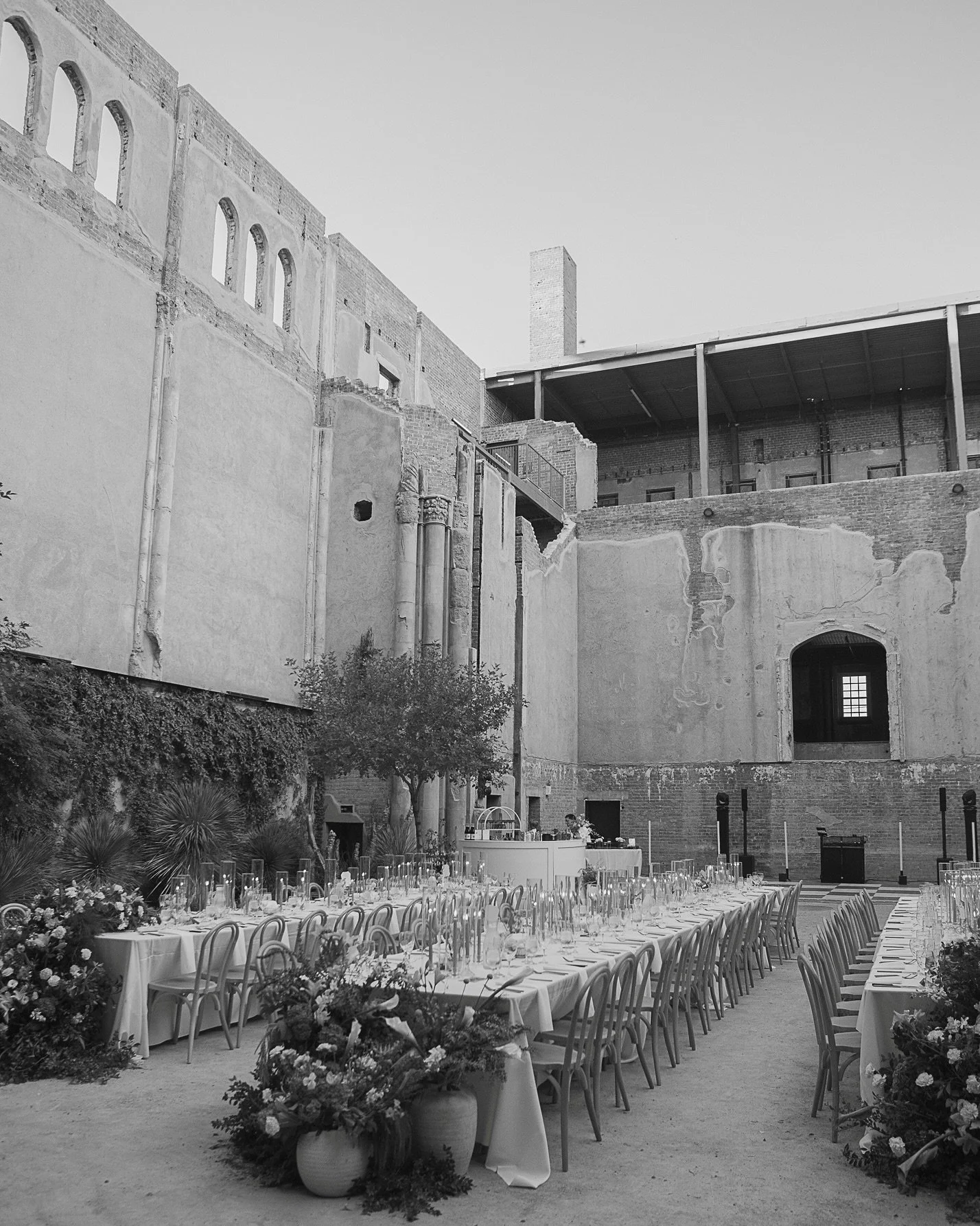 A look into Breann &amp; Austin&rsquo;s special evening ❣️ They eloped in Temecula, CA with their closest family members to then having a romantic party in the desert. The @monroestreet_abbey takes my breath away every time. 

Planner: @kailohacoeven