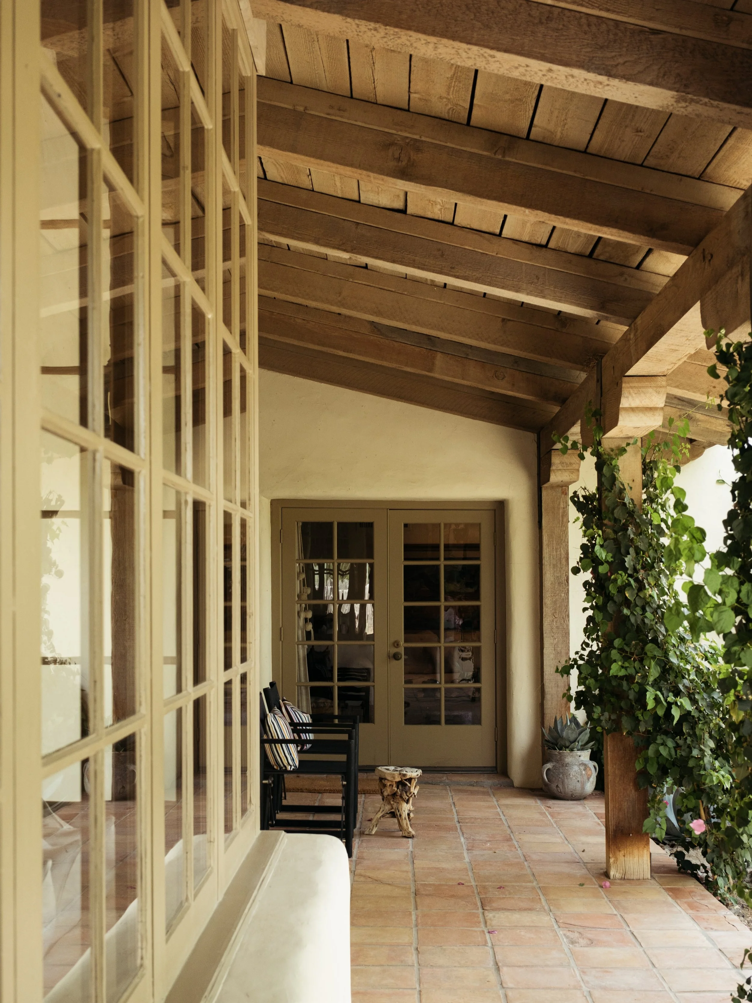 It was such an honor to be apart of @desertdesignweek home tour. This particular home tour with @thegreenroom.la was whimsical to experience in person. We were advised to wander and immerse ourselves within the design and the wildness of the landscap