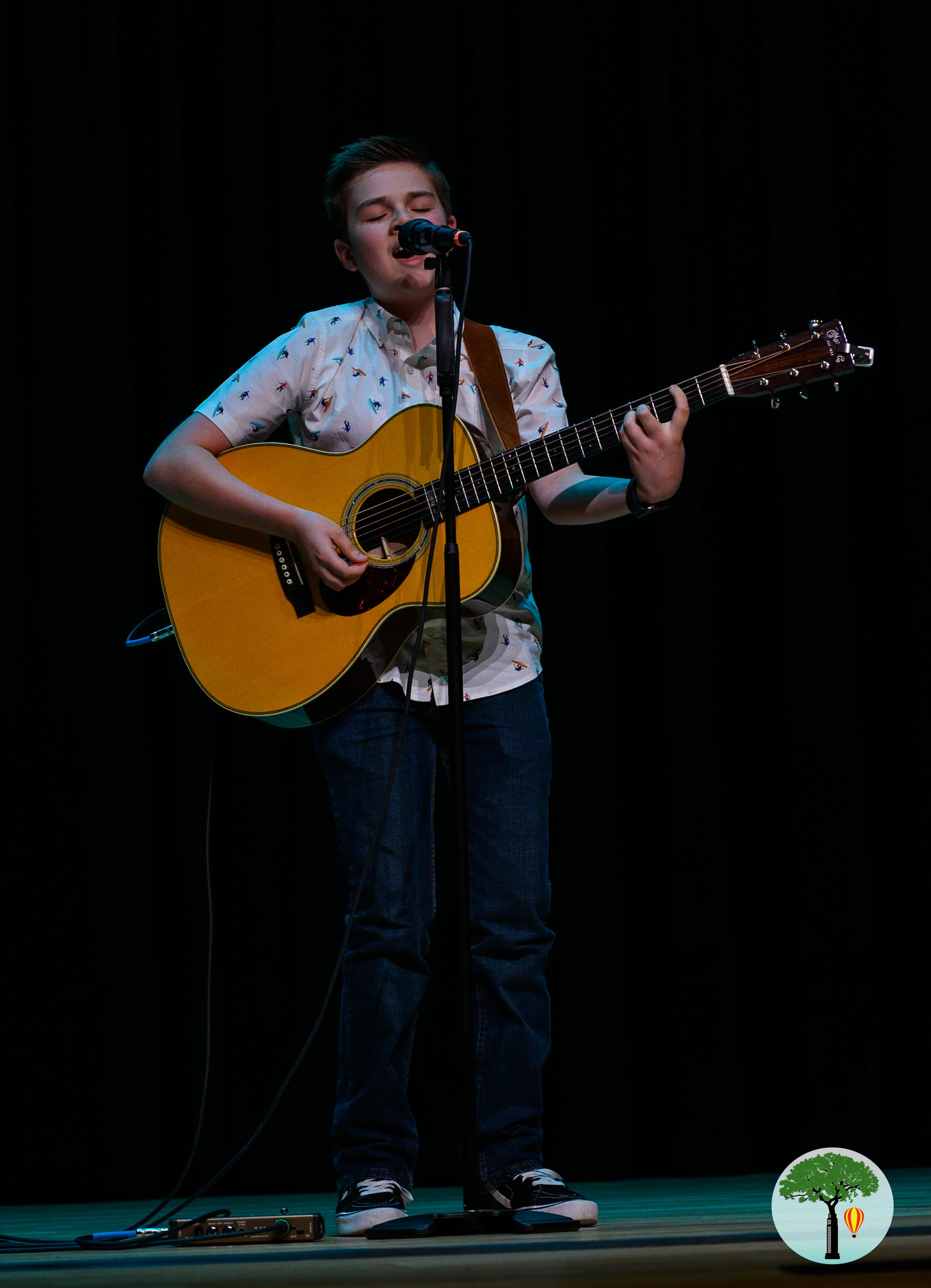 Jet Jurgensmeyer does an acoustic performance.