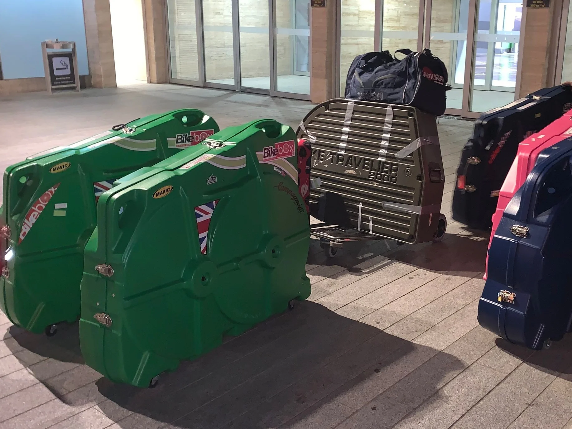 Radfahrer auf Reisen… Hier siehst du Fletch’ Ausrüstung am Flughafen
