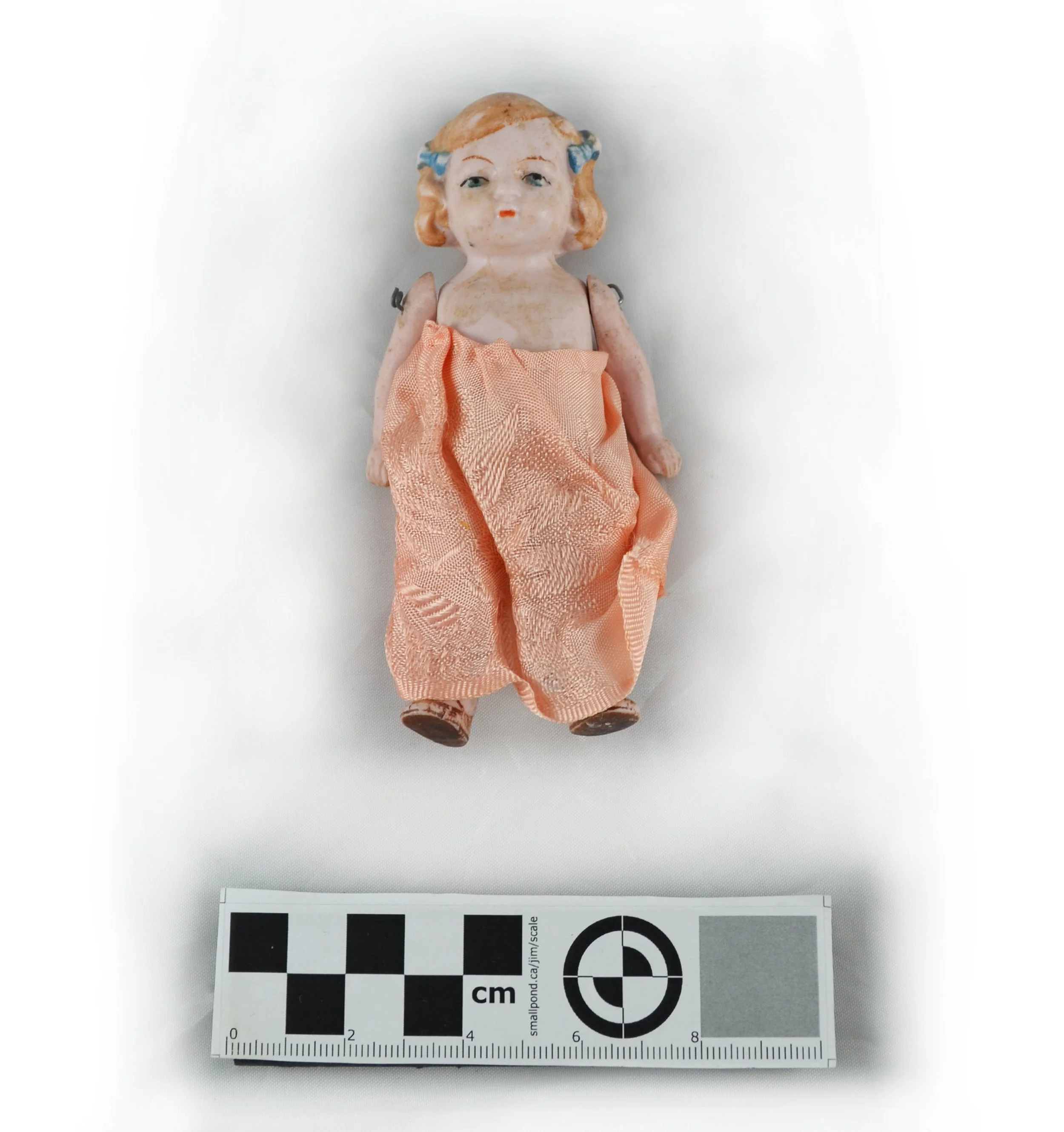 Porcelain Doll /  Poupée de porcelaine