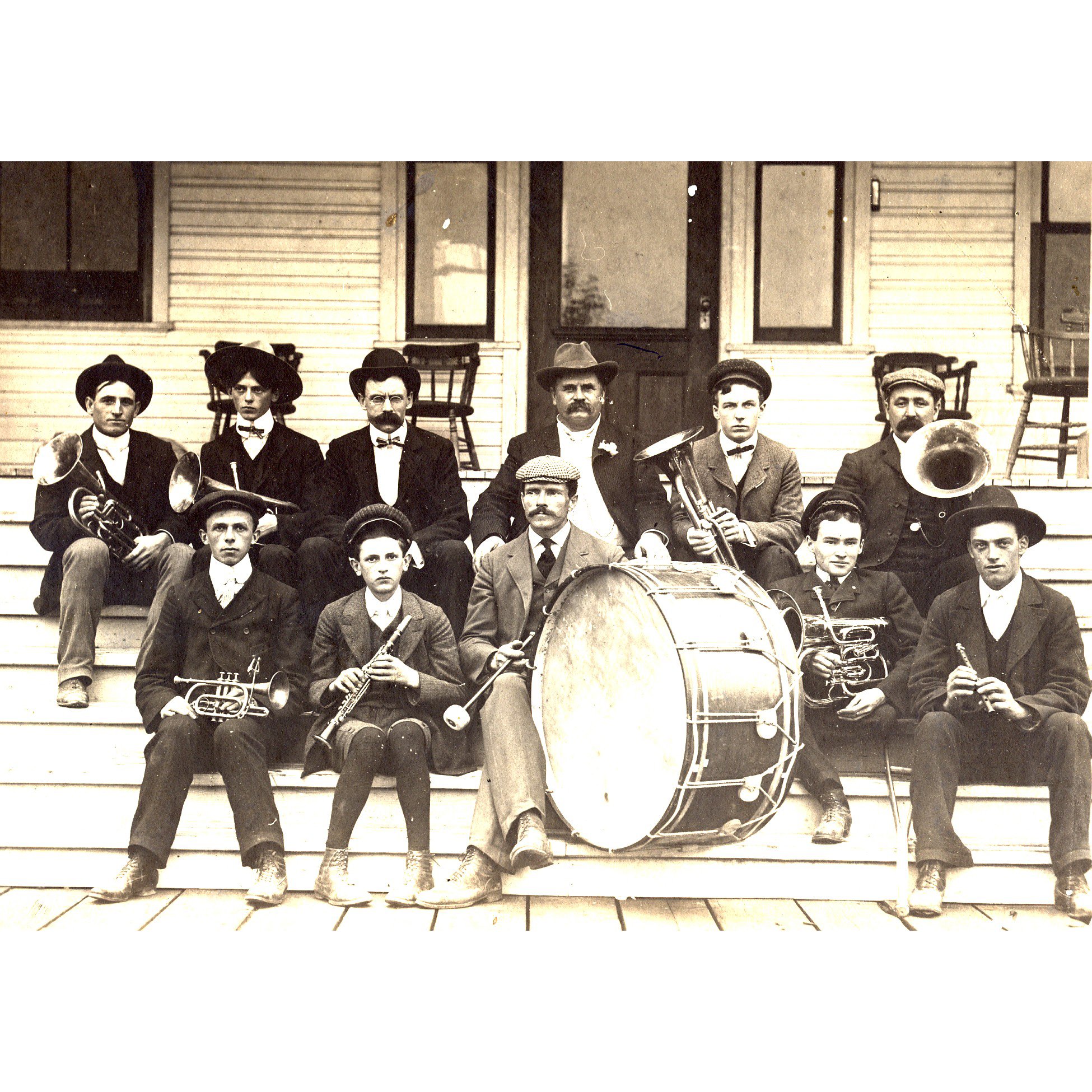 Summerland's first band, c. 1904 / La première fanfare municipale de Summerland, vers 1904,(SMAS#1976-018-001)