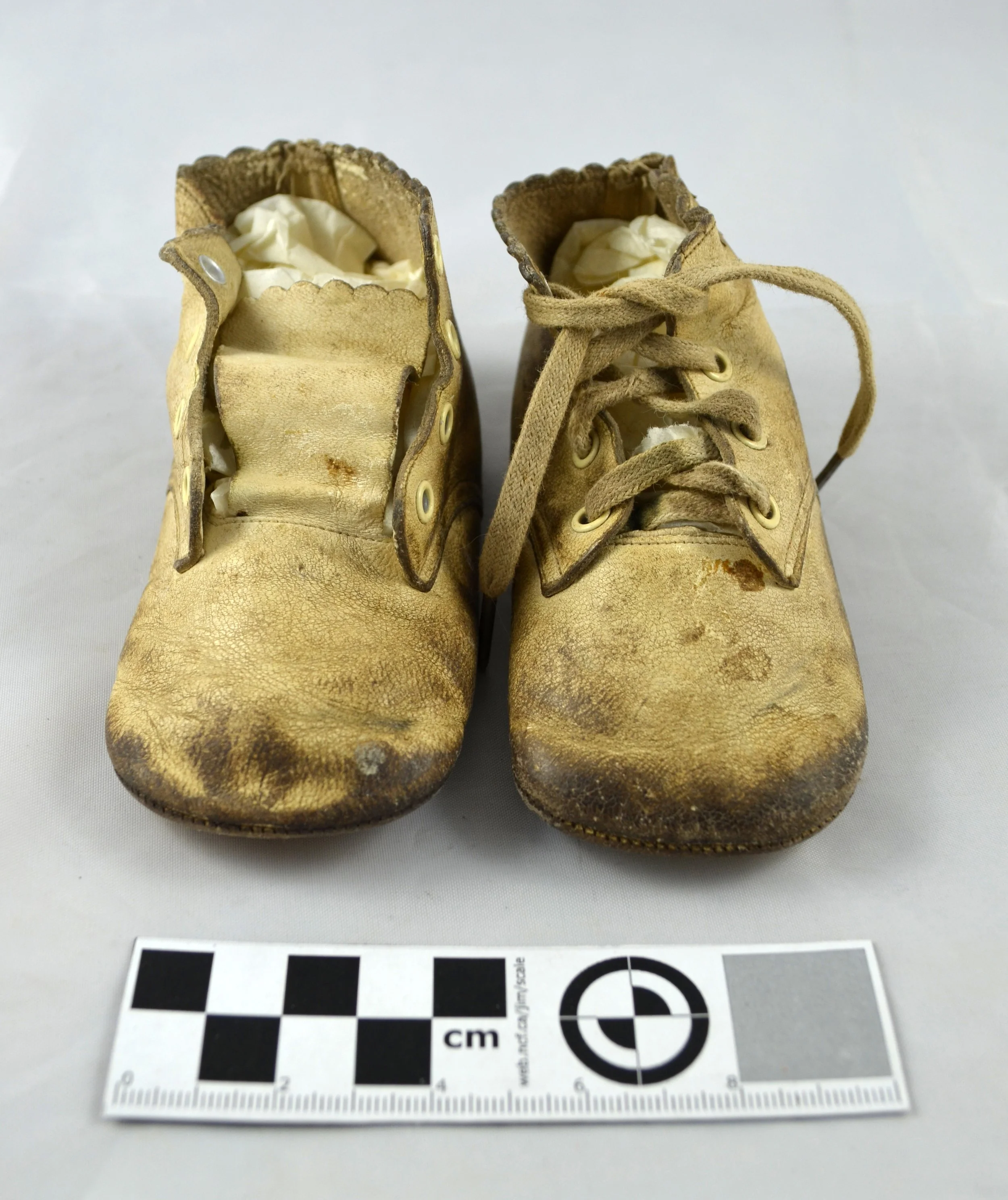 Children’s shoes / Chaussures d’enfant