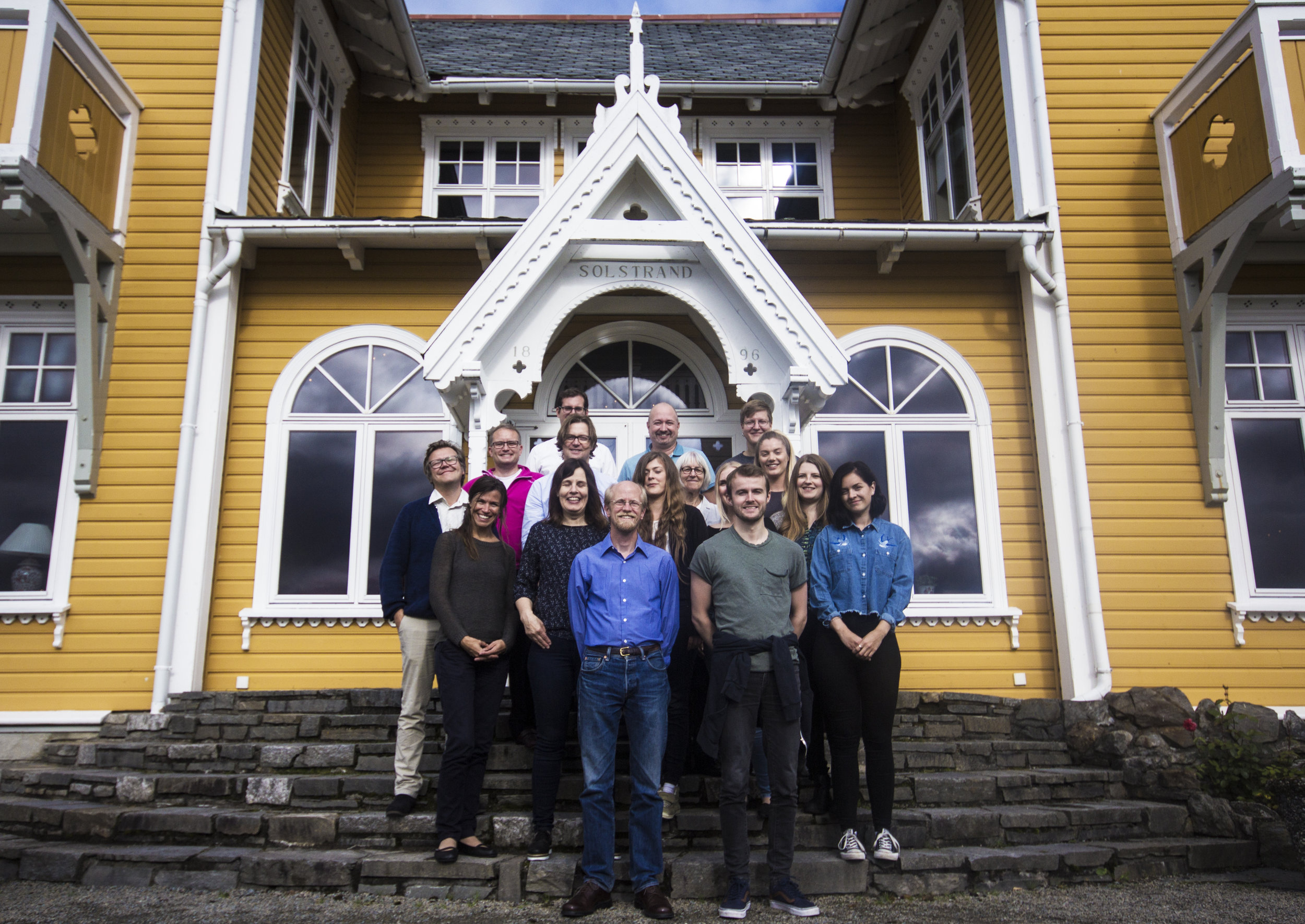 PHOTO WITH A VIEW: Researchers in front of Solstrand Hotel earlier this fall. (PHOTO: Siri Flatlandsmo)