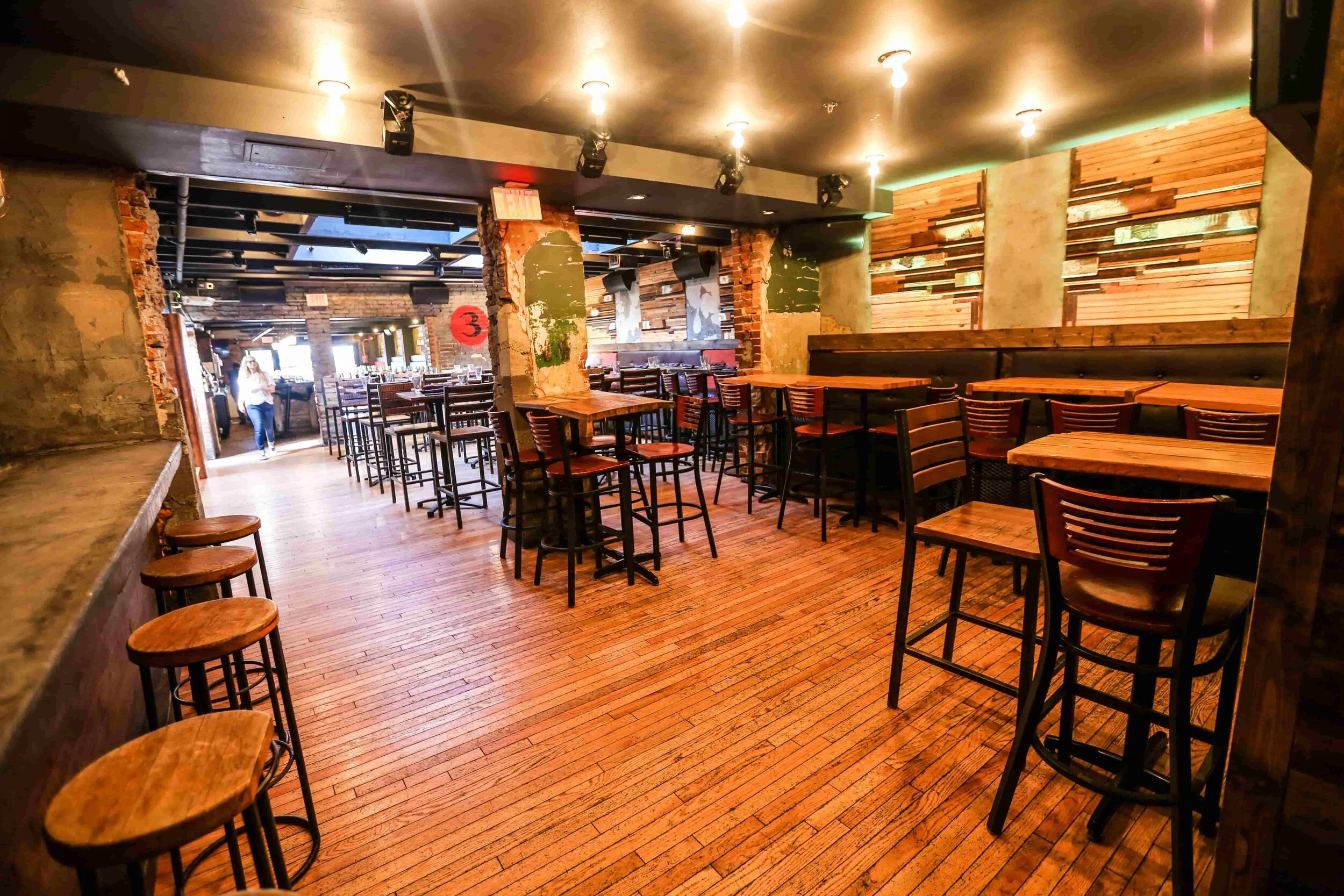 LOUNGE BAR