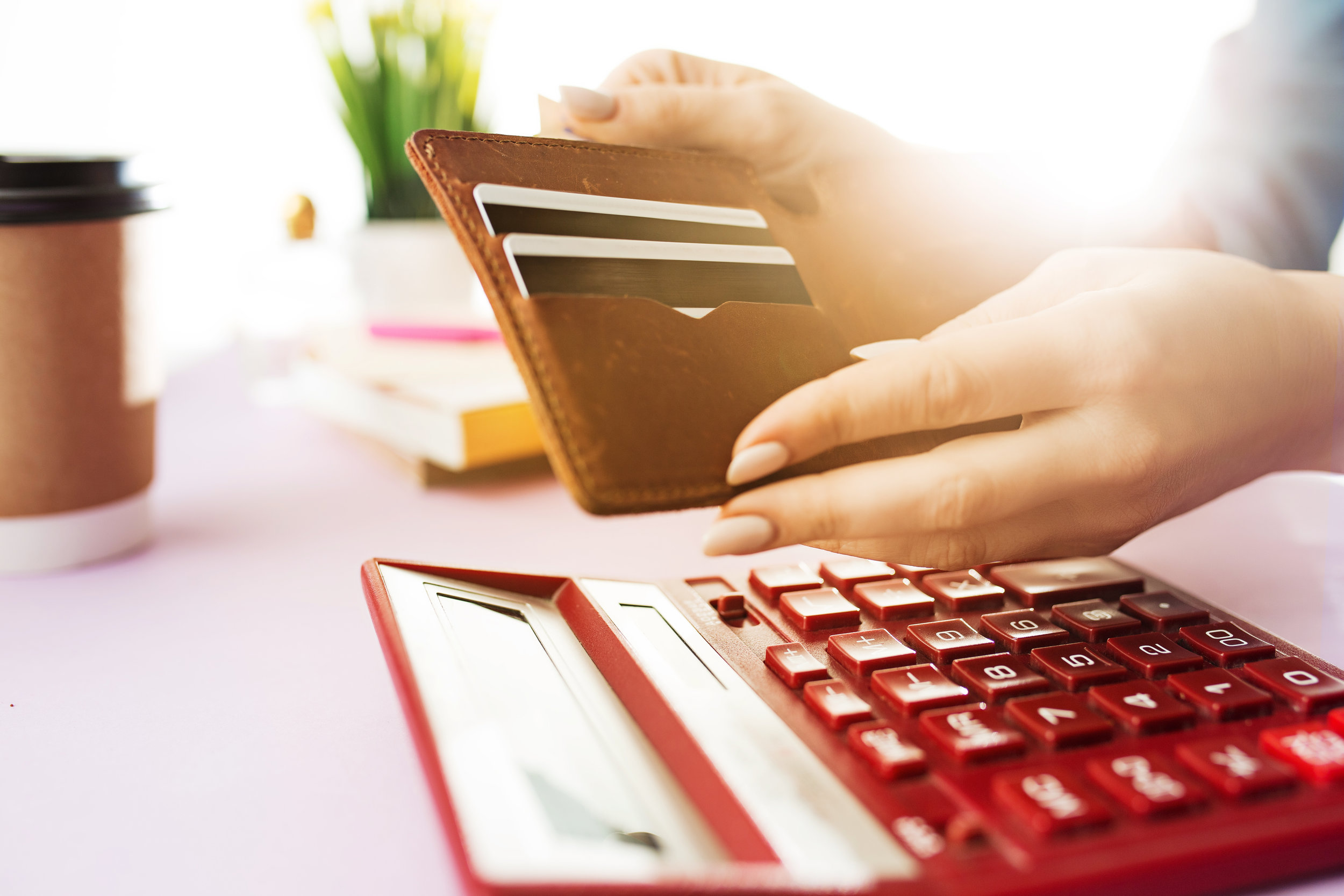 Pros and cons of borrowing from family 