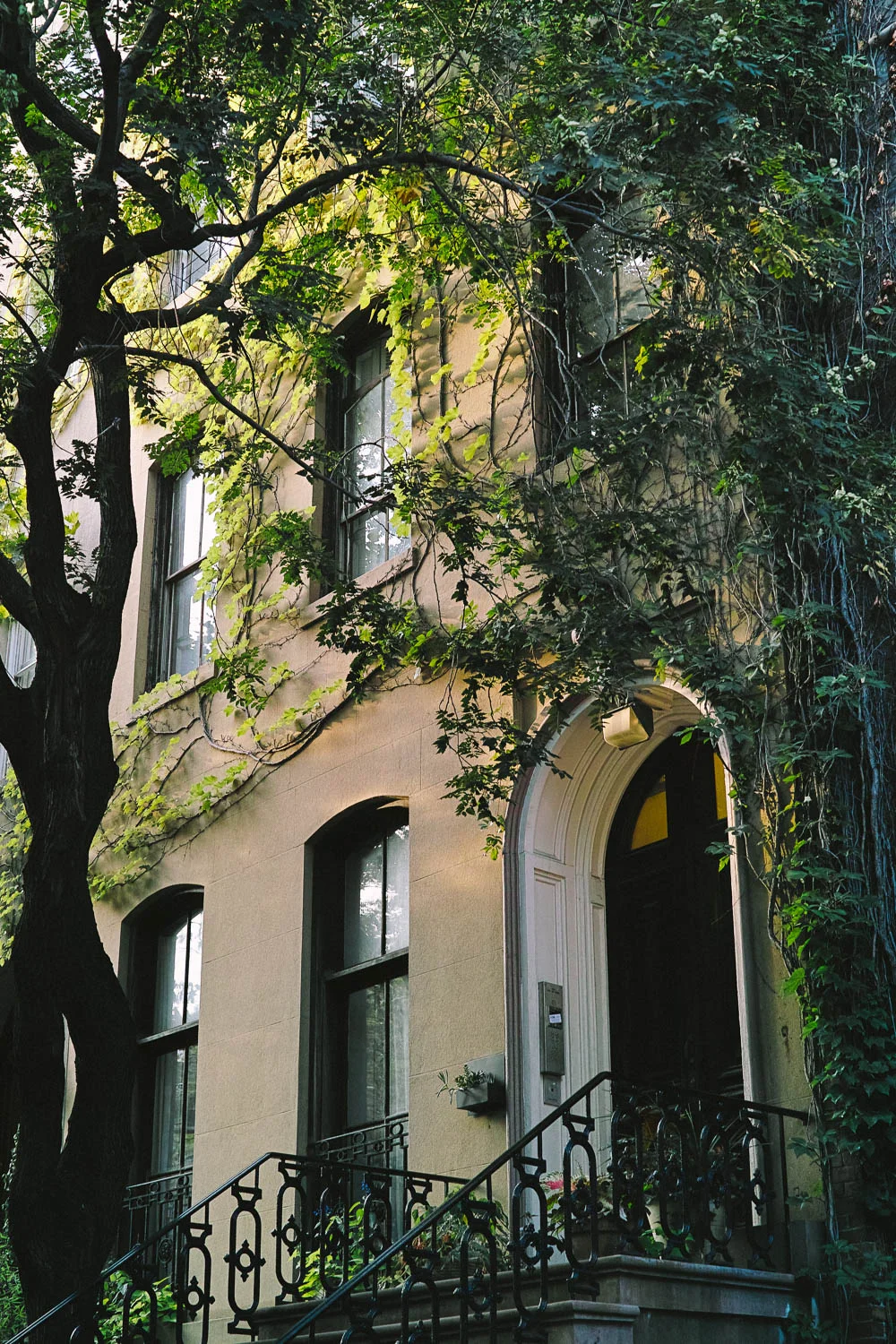 A house in Chelsea in Manhattan. Sigma DP2 Merrill, 1/80 @ f/3.5 ISO 200