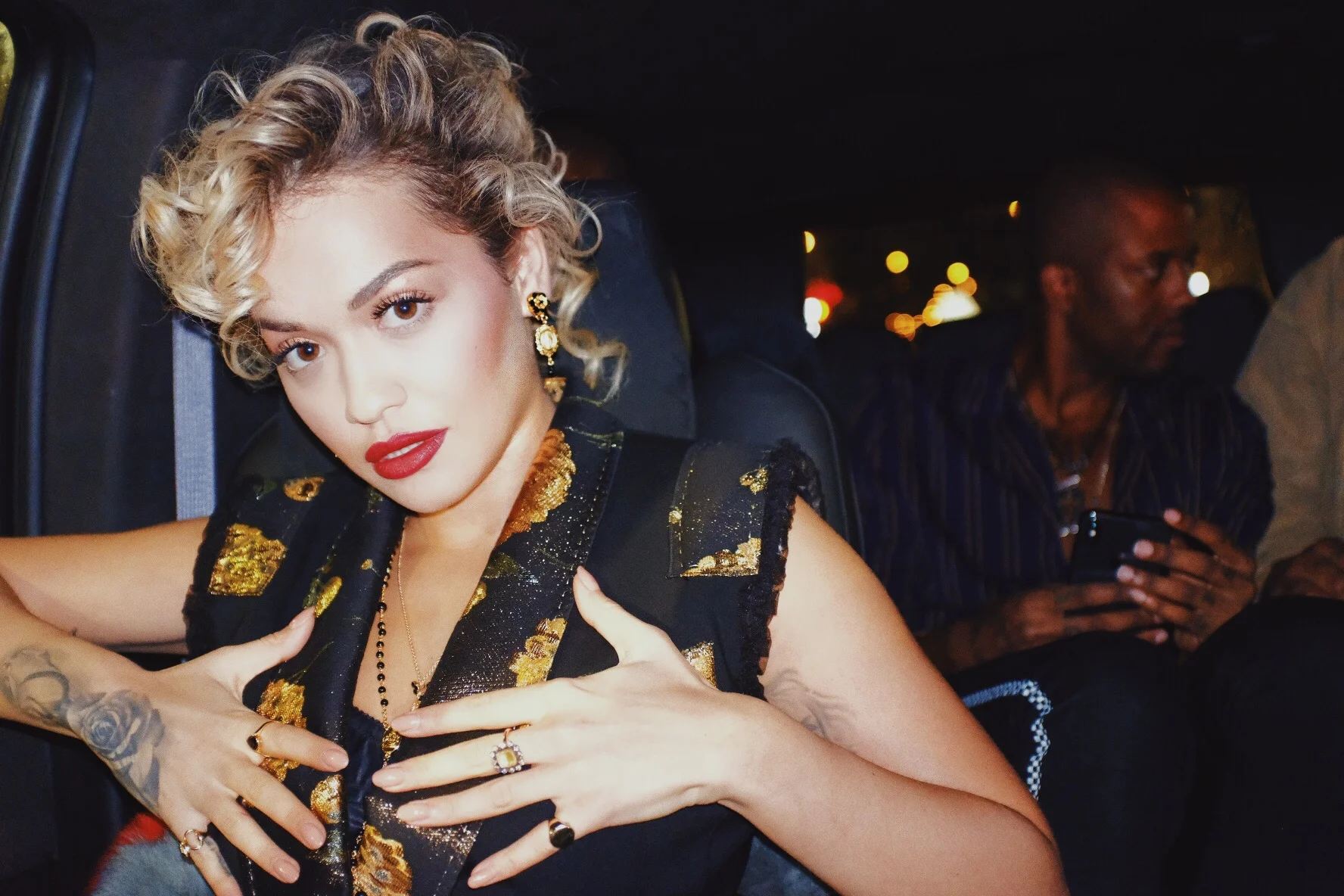 Rita Ora on the way to the venue. Fuji X100F, ISO 10,000