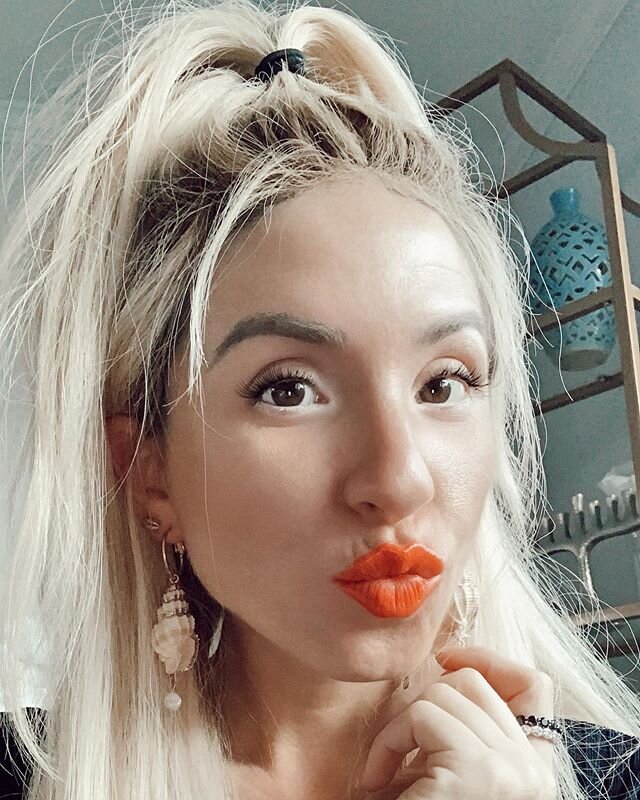 | sending kisses + good vibes your way babeZ... it&rsquo;s been awhile, but I&rsquo;m backkkkk 😘 |