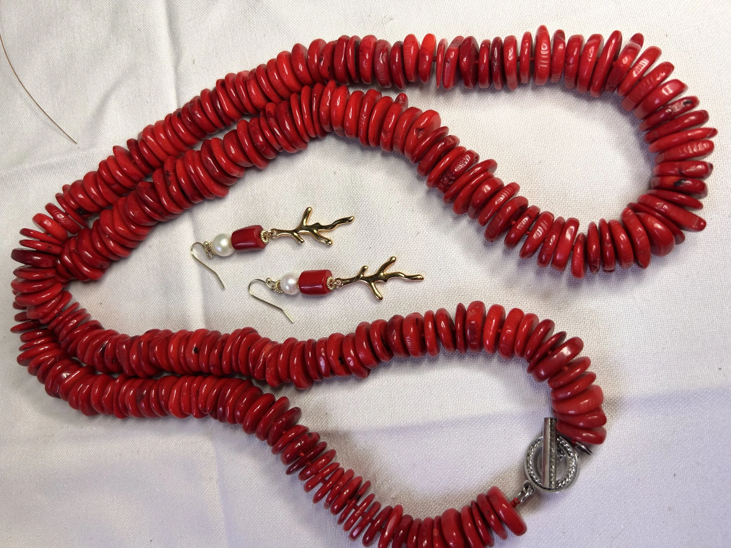  Red coral with coral and pearl earrings. 