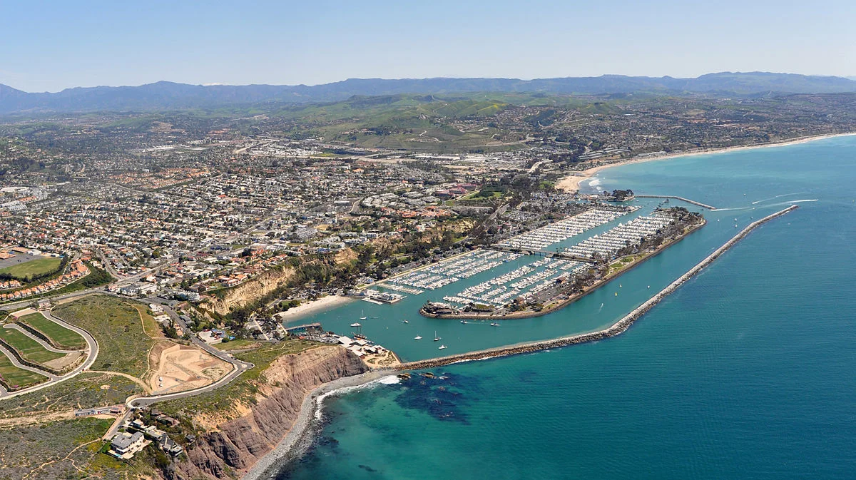 Dana_Point_a_city_in_southern_Orange_County_CA_Photo_D_Ramey_Logan.jpg