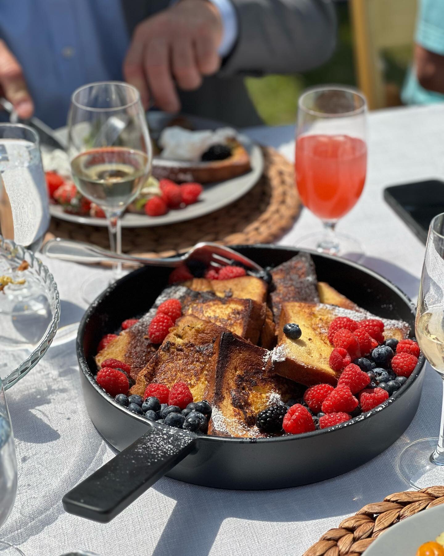 When your family loves to brunch&hellip;you pick #brunch to celebrate your wedding! 
.
🥂Orange &amp; Cinnamon French Toast
🥂Poached Wild Salmon with dill cr&egrave;me fra&iuml;che
🥂Watermelon &amp; Feta Salad
🥂 Albacore Tuna Ni&ccedil;oise

Renta