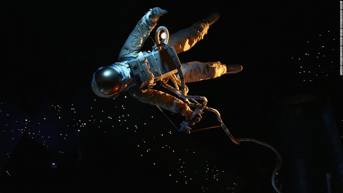160406101904-model-astronaut-super-169.jpg