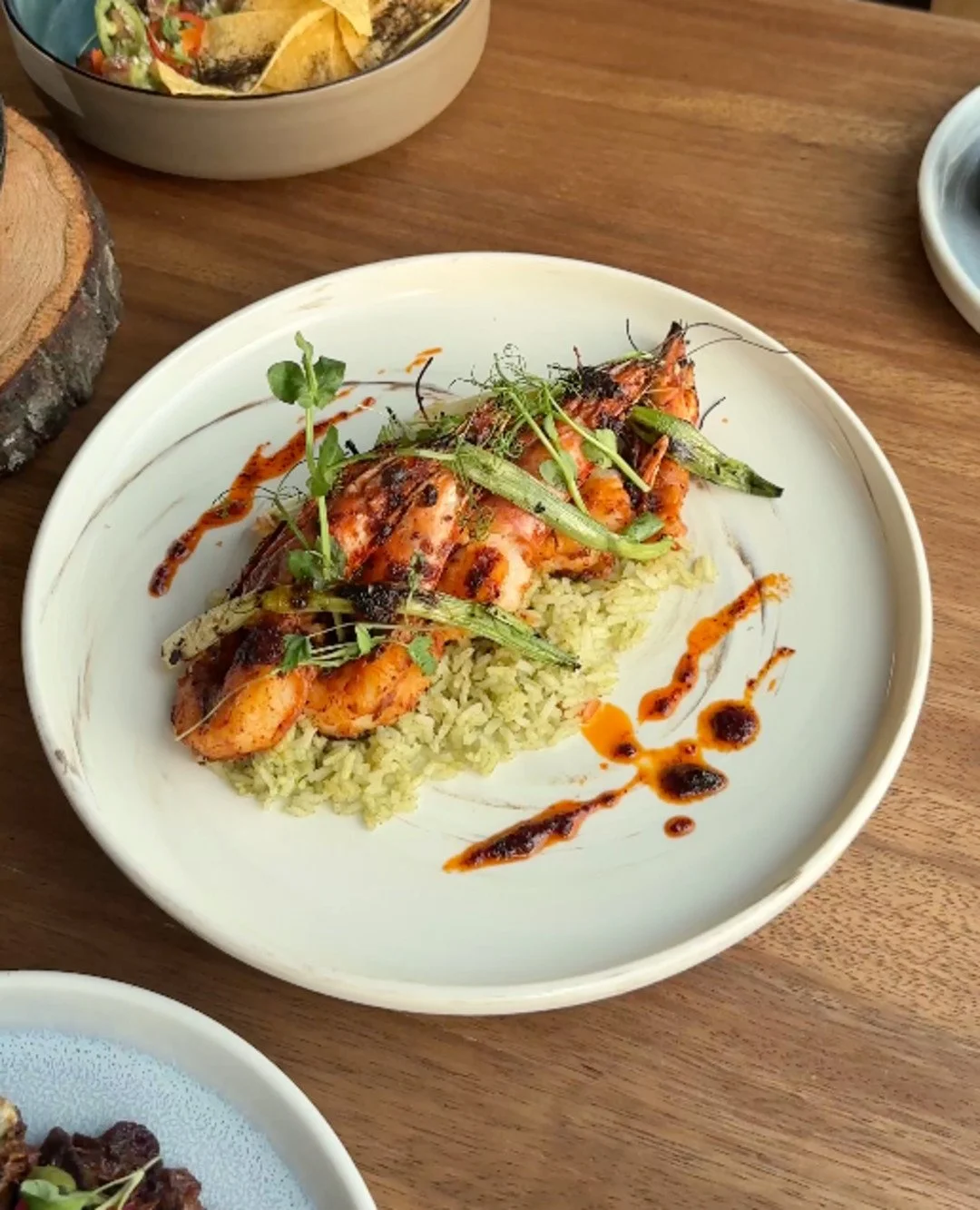 When your date night menu reads: Camarones Diabla, guacamole + Salmon a la Talla. Yes, please. 😍