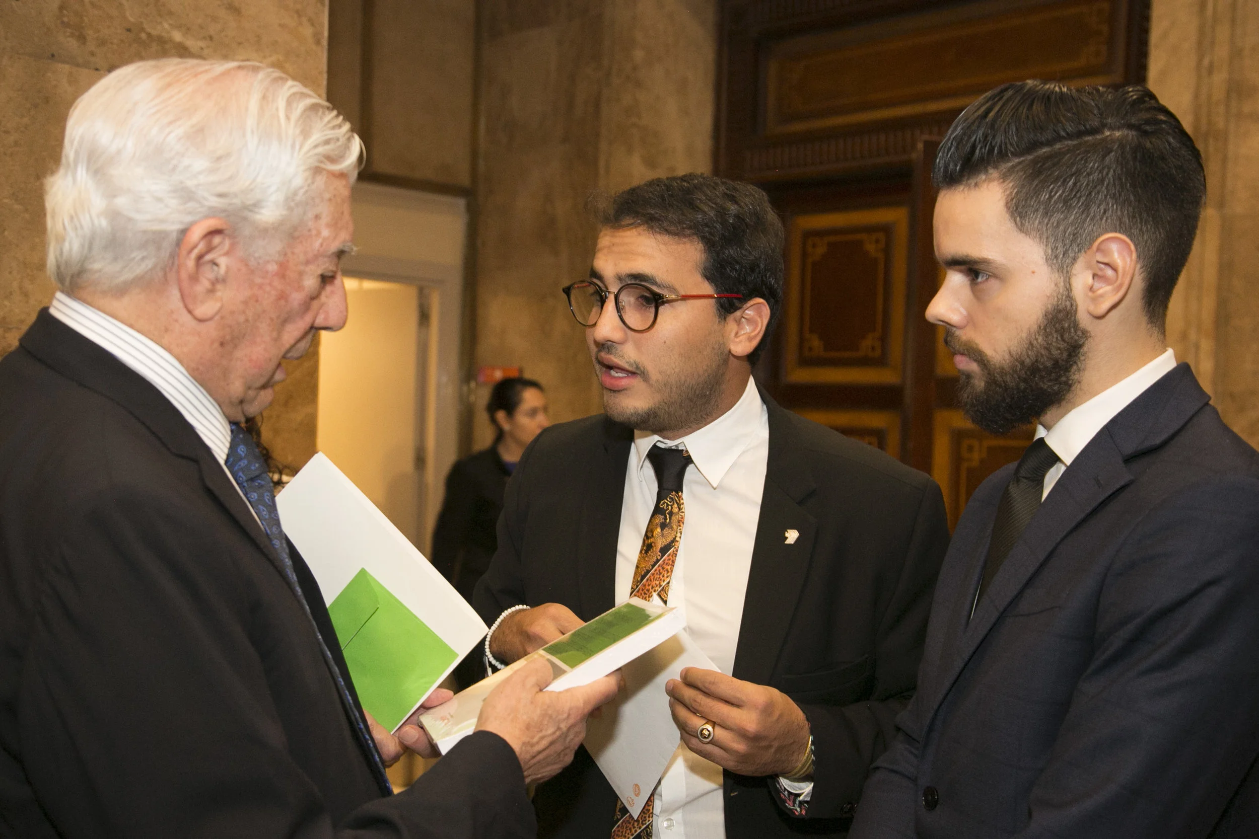 Encuentro con Vargas Llosa HD05.jpg