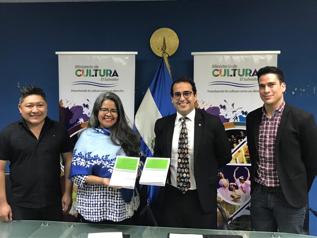 Los ejemplares donados fueron recibidos por: Silvia Elena Regalado Blanco, Ministra de Cultura de la República de El Salvador; Cesar Pineda, Director General de Desarrollo Territorial; Herman Duarte, fundador y presidente de Fundación Igualitxs, Carlos Fuentes Velasco, Director Cultural de la Fundación.
