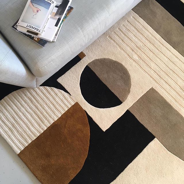 Love seeing our products in their new homes! And what a home it is @kristy_noble 🙌🏼 😍 
The Curve rug in collaboration with the amazing  @floor_story 
#rugdesign #interiorgoals #styling #shape #colour #pattern #homeware #interiorstyling #photograph