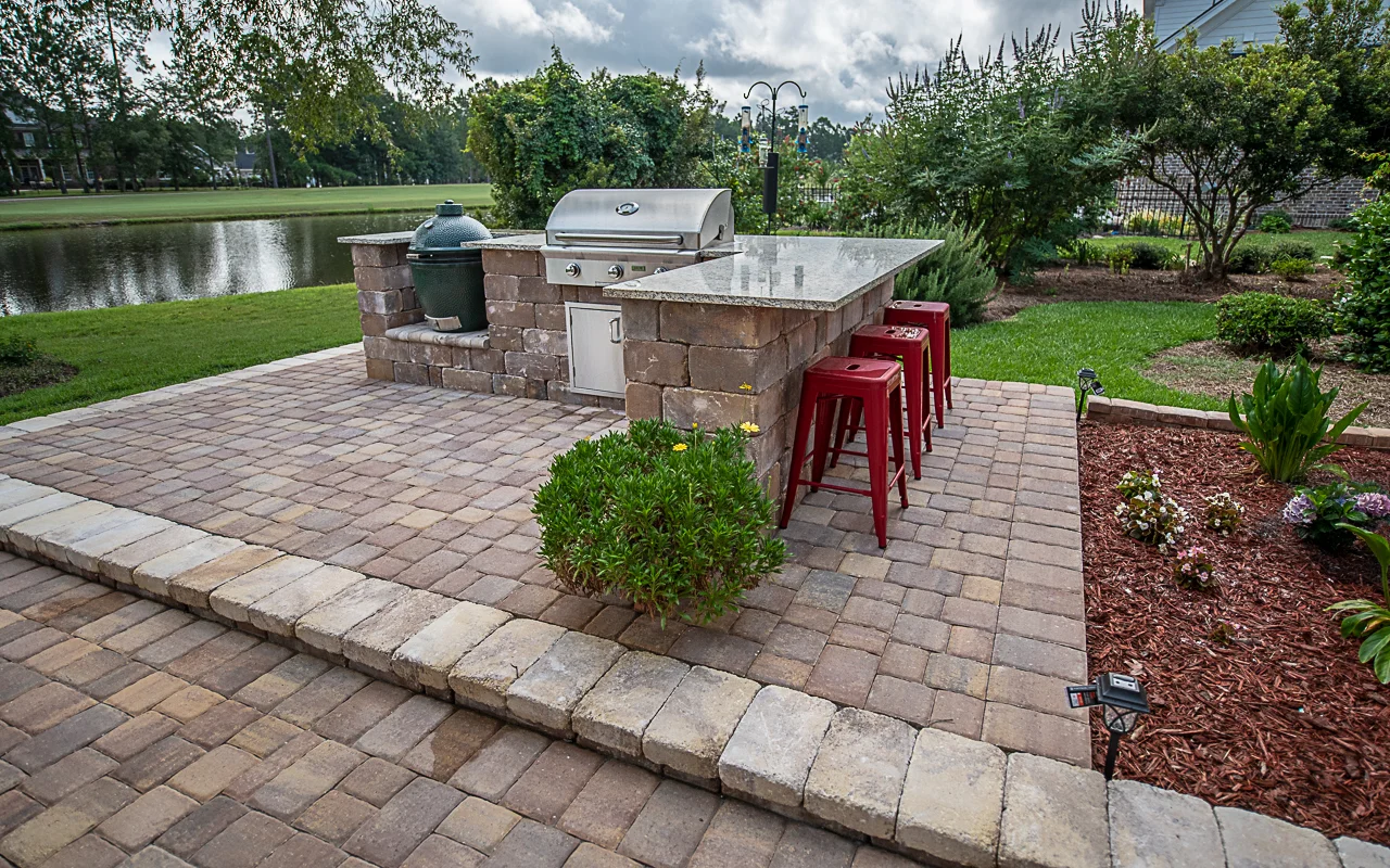 This is what an L-shaped outdoor kitchen can look like!