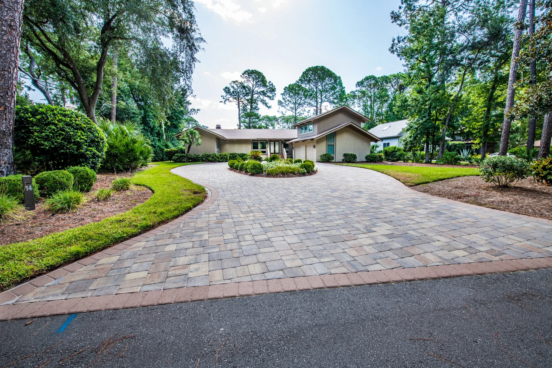 Once installation is complete you can see that installing a border to your paver driveway gives it a unique and tailored look! BEAUTIFUL!
