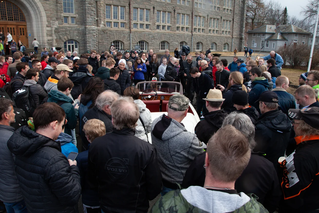 Folk beskuuer bilen Foto Mediacom AF Smørekoppe.jpg