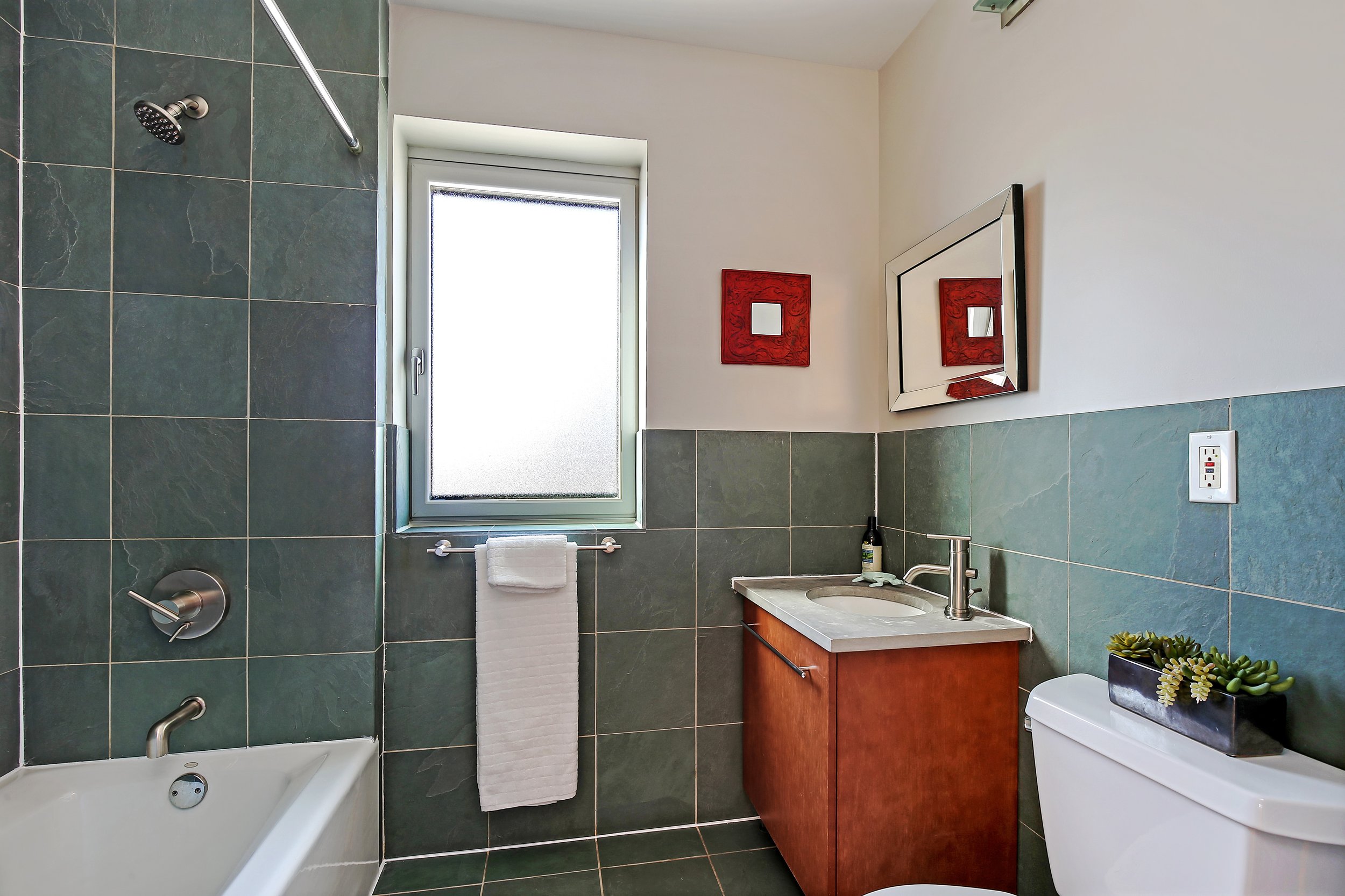 10_630WashingtonAve_Unit6C_8_Bathroom_HiRes.jpg