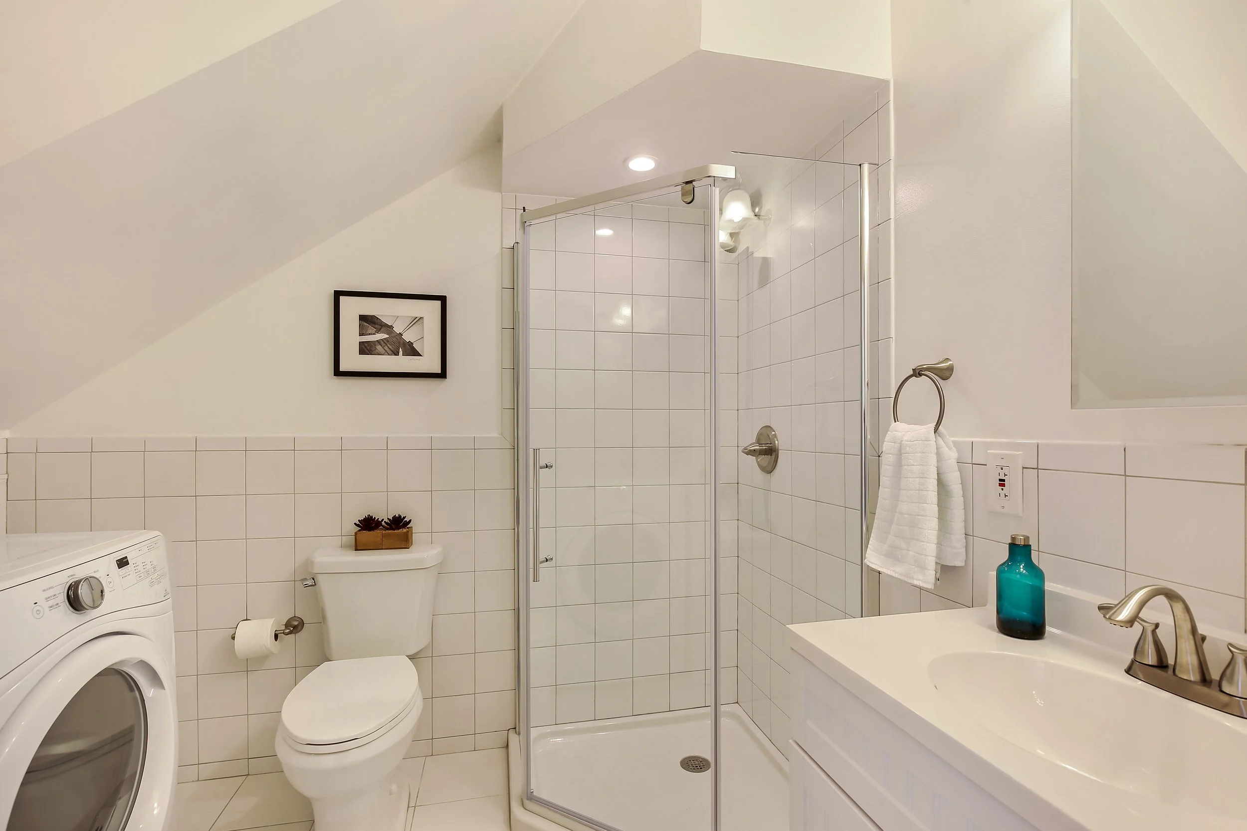 7_222ClintonStreet_2_9_2ndBathroom_HiRes.jpg