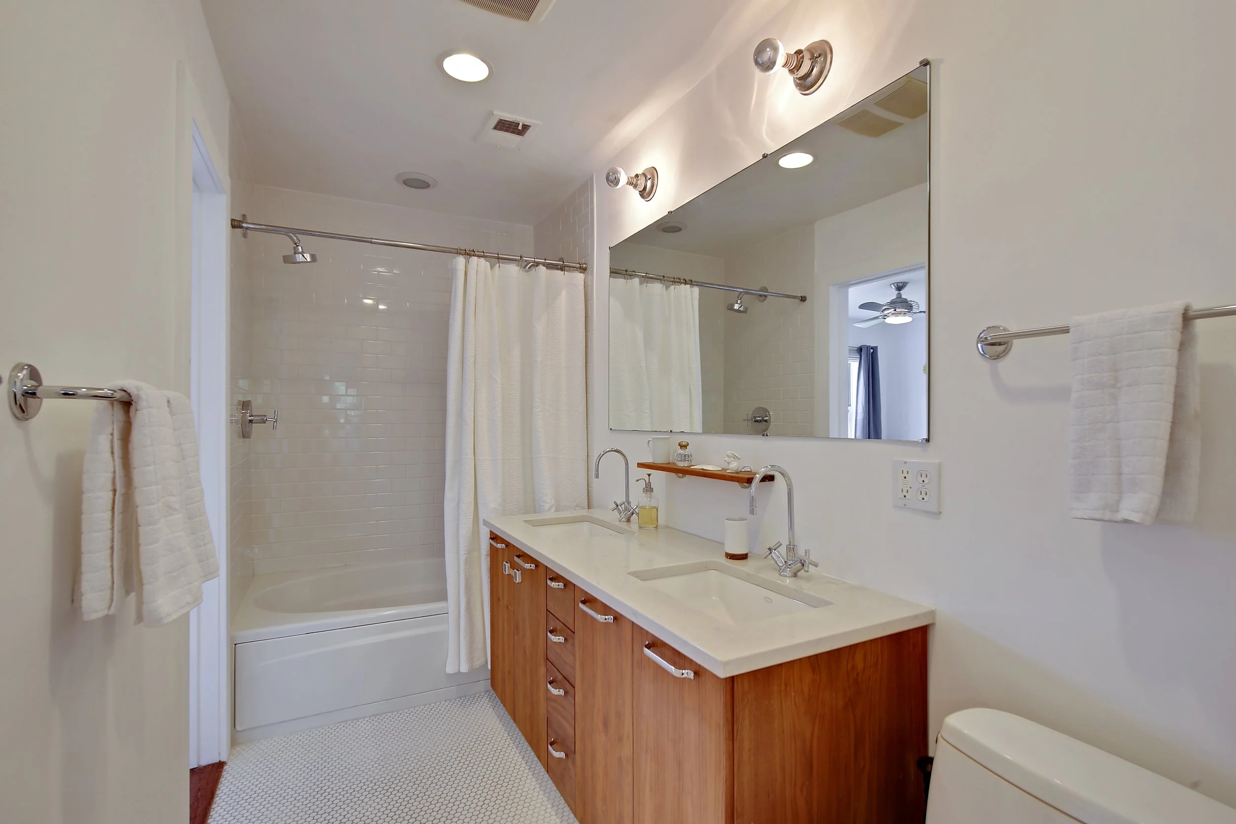 7_345AGrandAvenue_Apt_8_Bathroom_HiRes.jpg