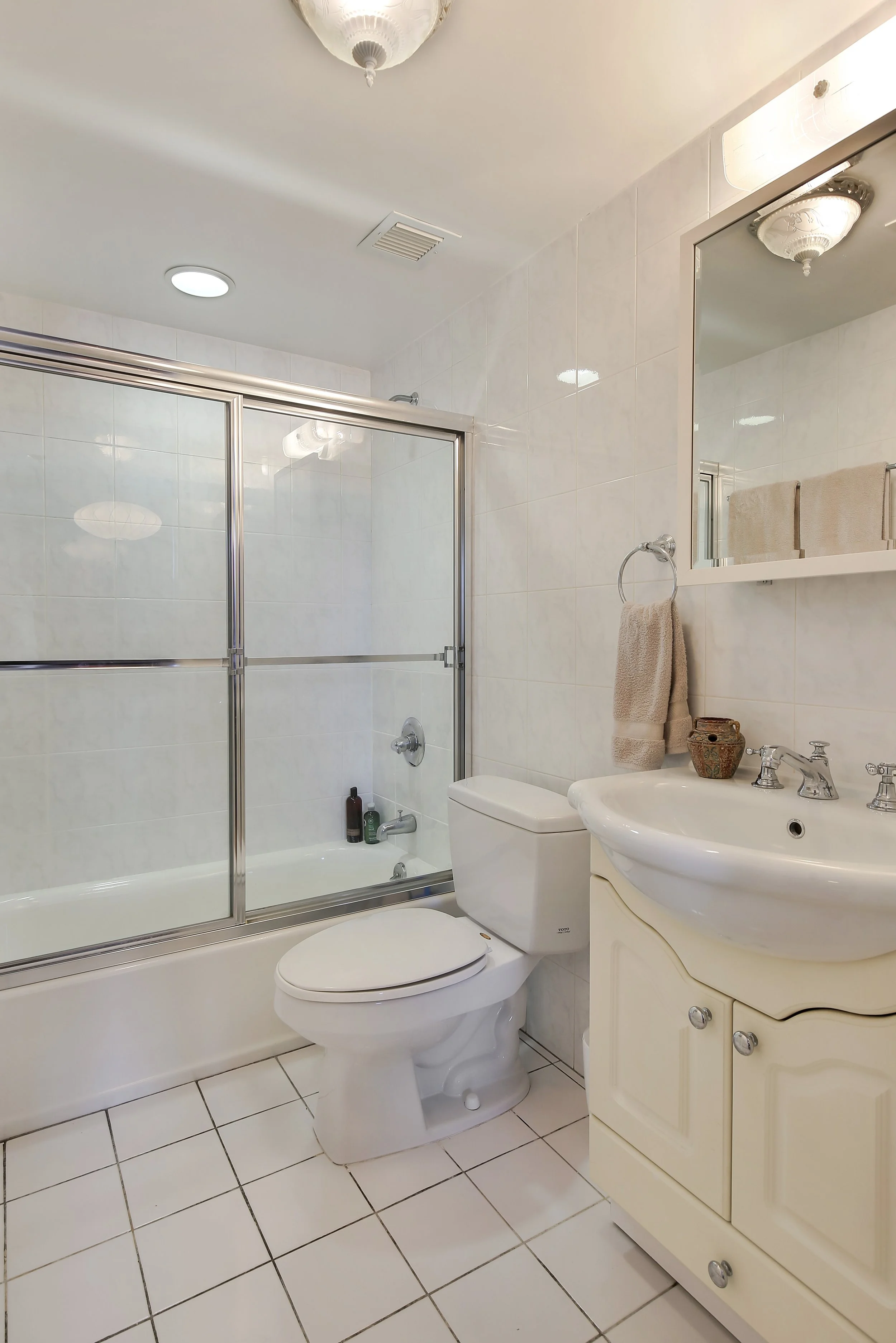 7_39211thStreet_3a_8_Bathroom_HiRes.jpg