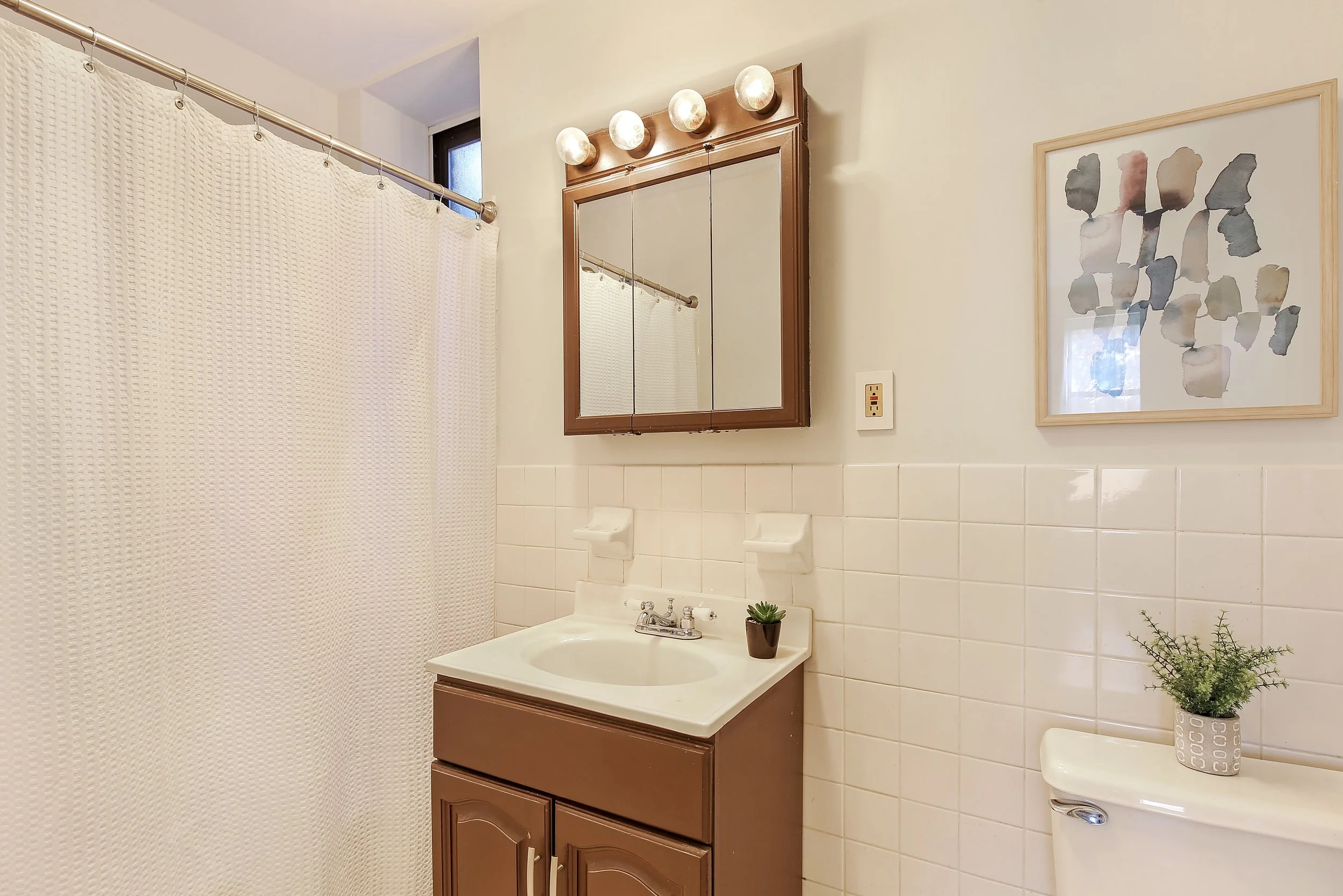 6_83UnderhillAvenue_4A_8_Bathroom_HiRes.jpg