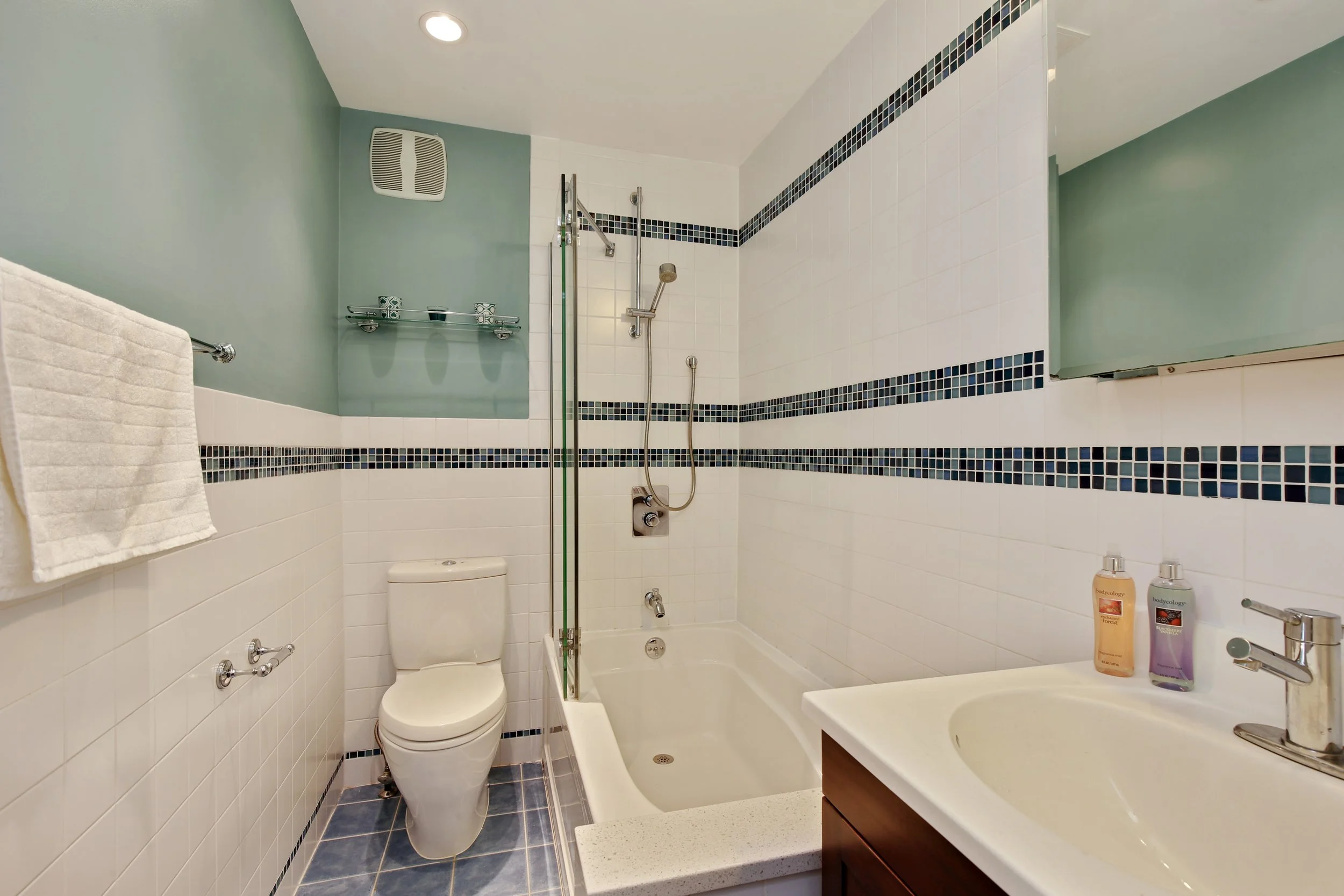07_11138thAvenue_1R_8_Bathroom_HiRes.jpg
