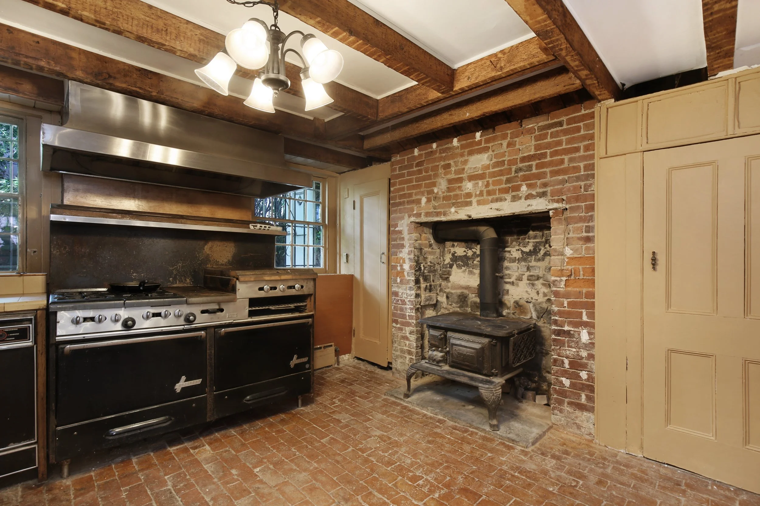 04_448WaverlyAvenue_5_Kitchen_HiRes.jpg