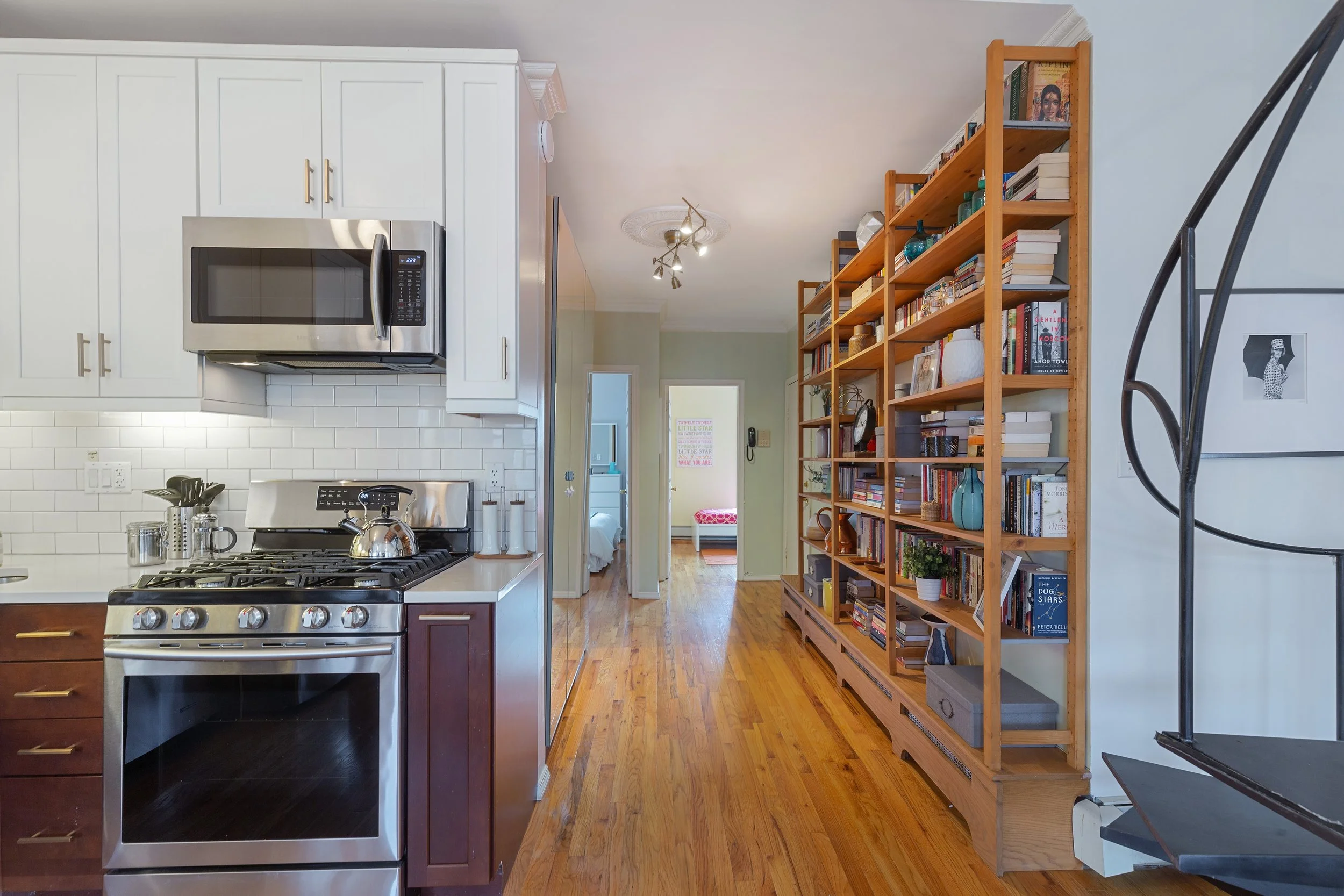 08_474WaverlyAvenue_3_6_Hallway_HiRes.jpg